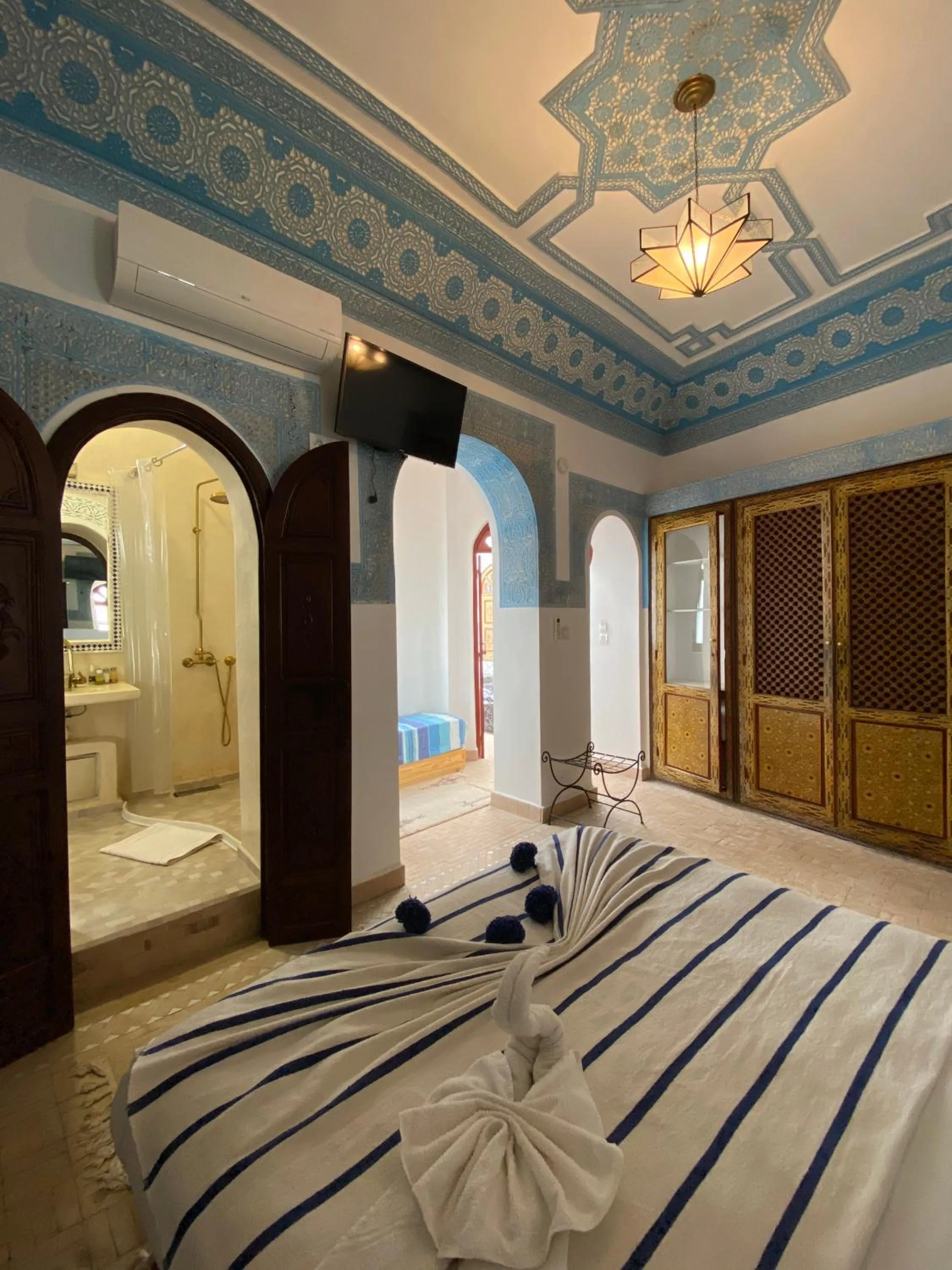 Bed in Riad Alma Mouassine