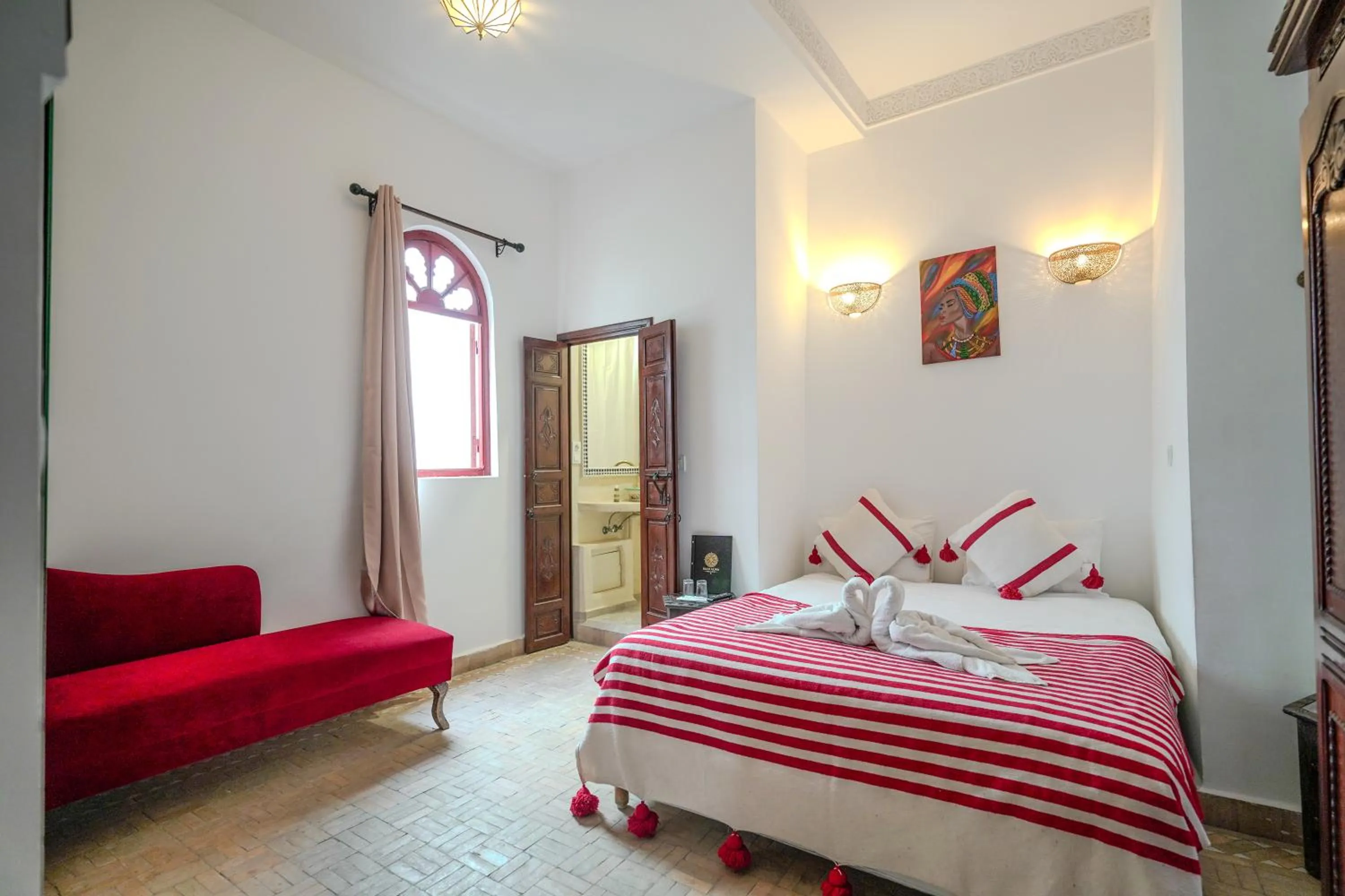 Bed in Riad Alma Mouassine