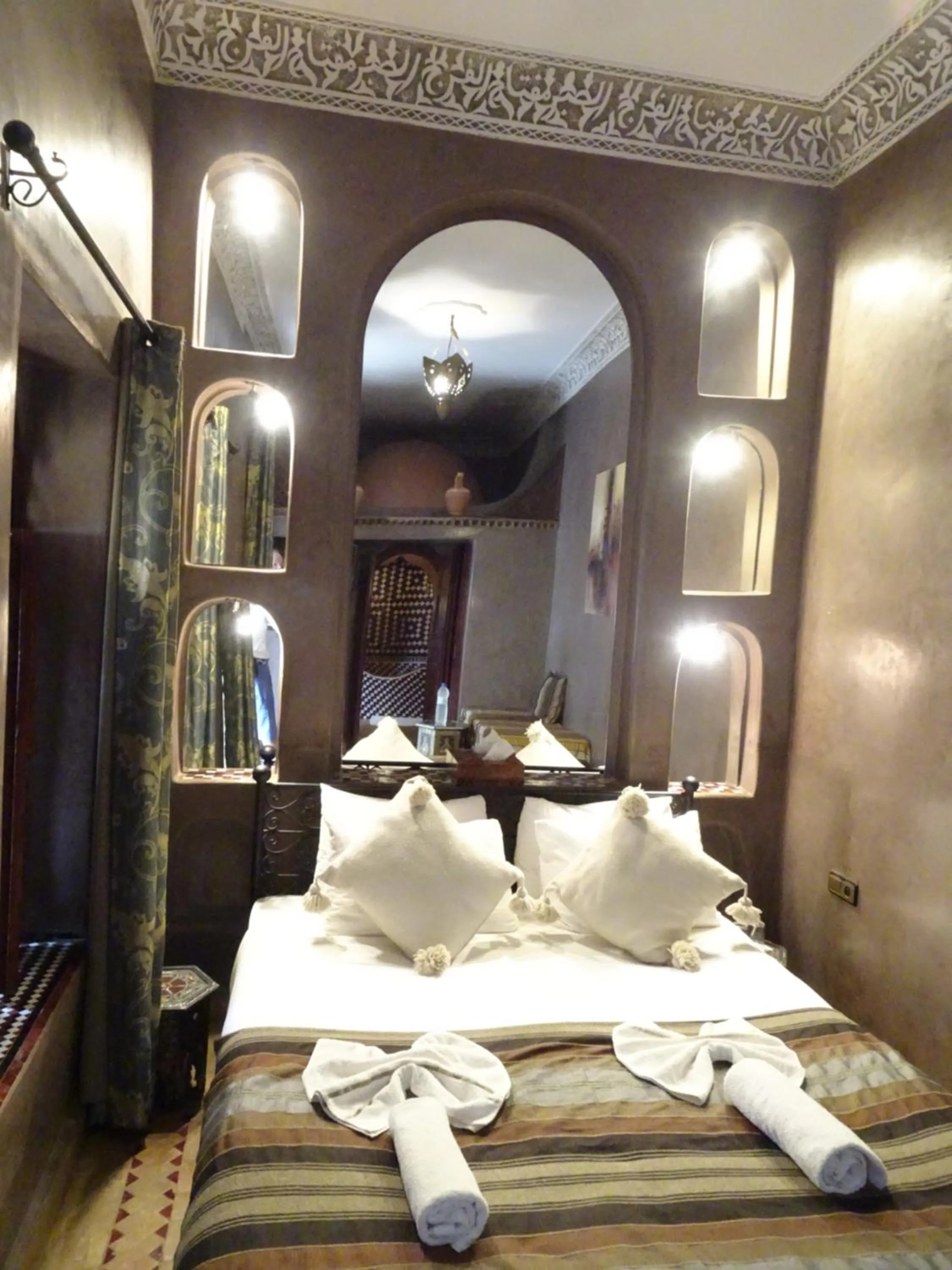 Bed in Riad Alma Mouassine