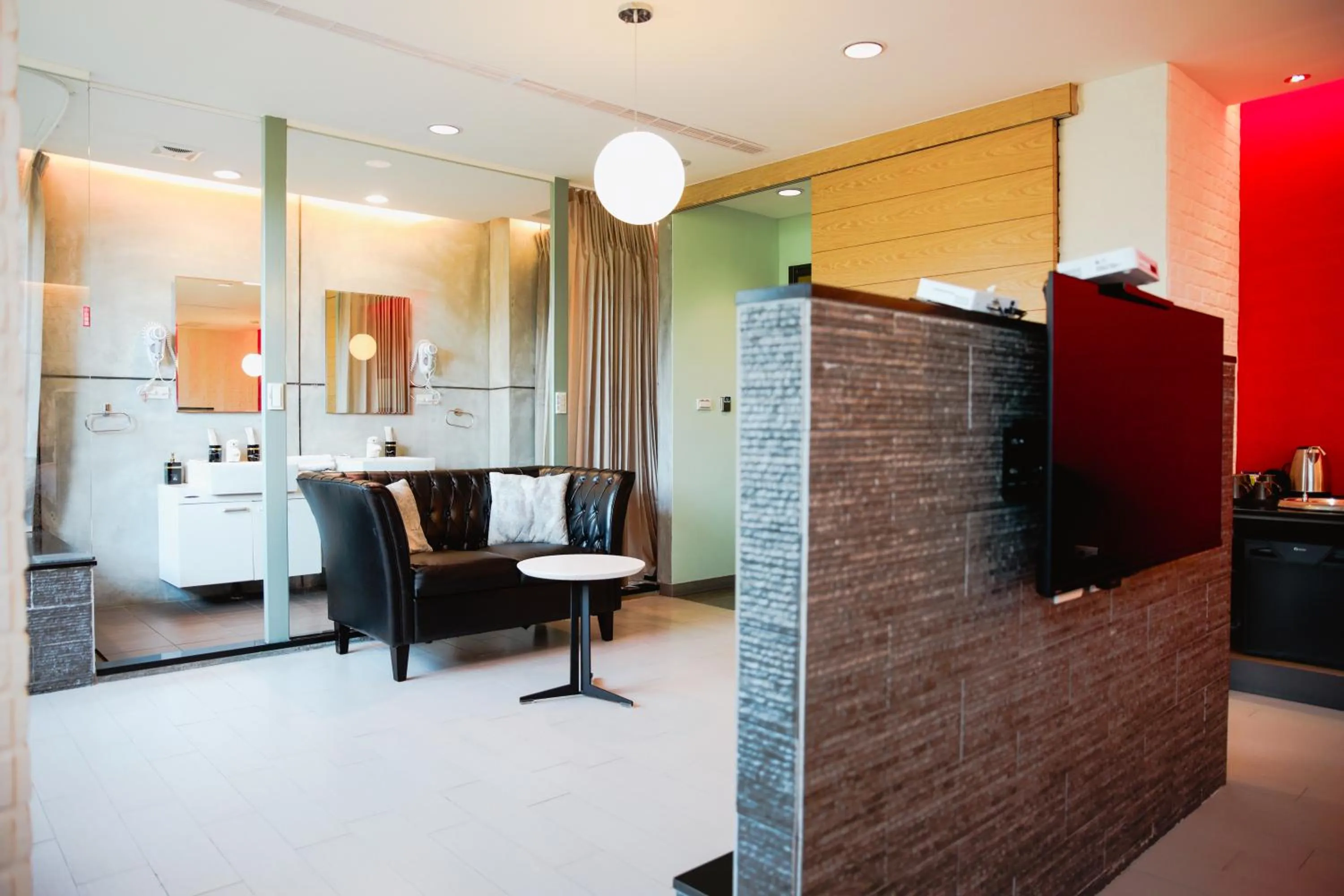 TV and multimedia in 823 Tourist Hotel