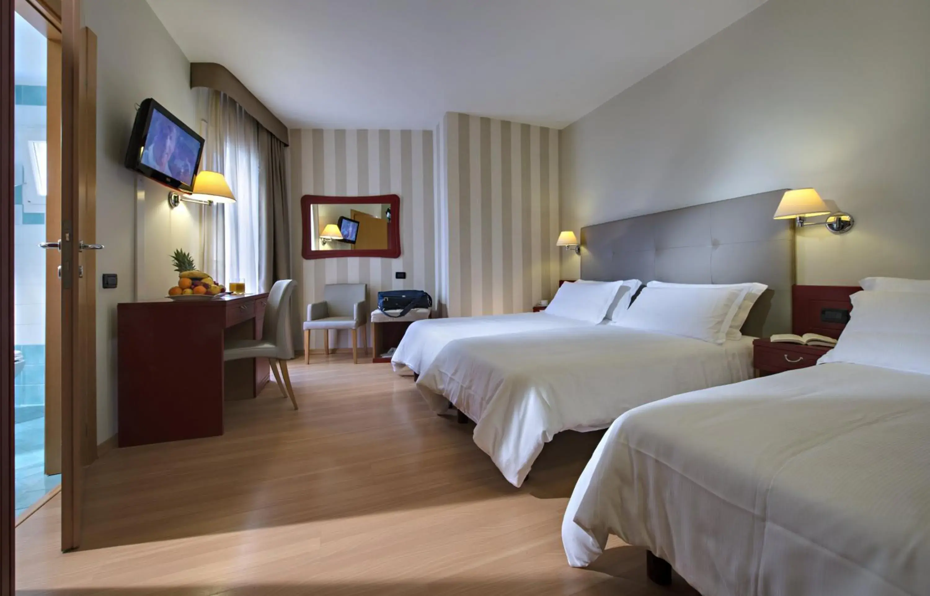 Triple Room with Partial Sea View in Hotel Orient & Pacific Triple Room with Partial Sea View in Hotel Orient & Pacific