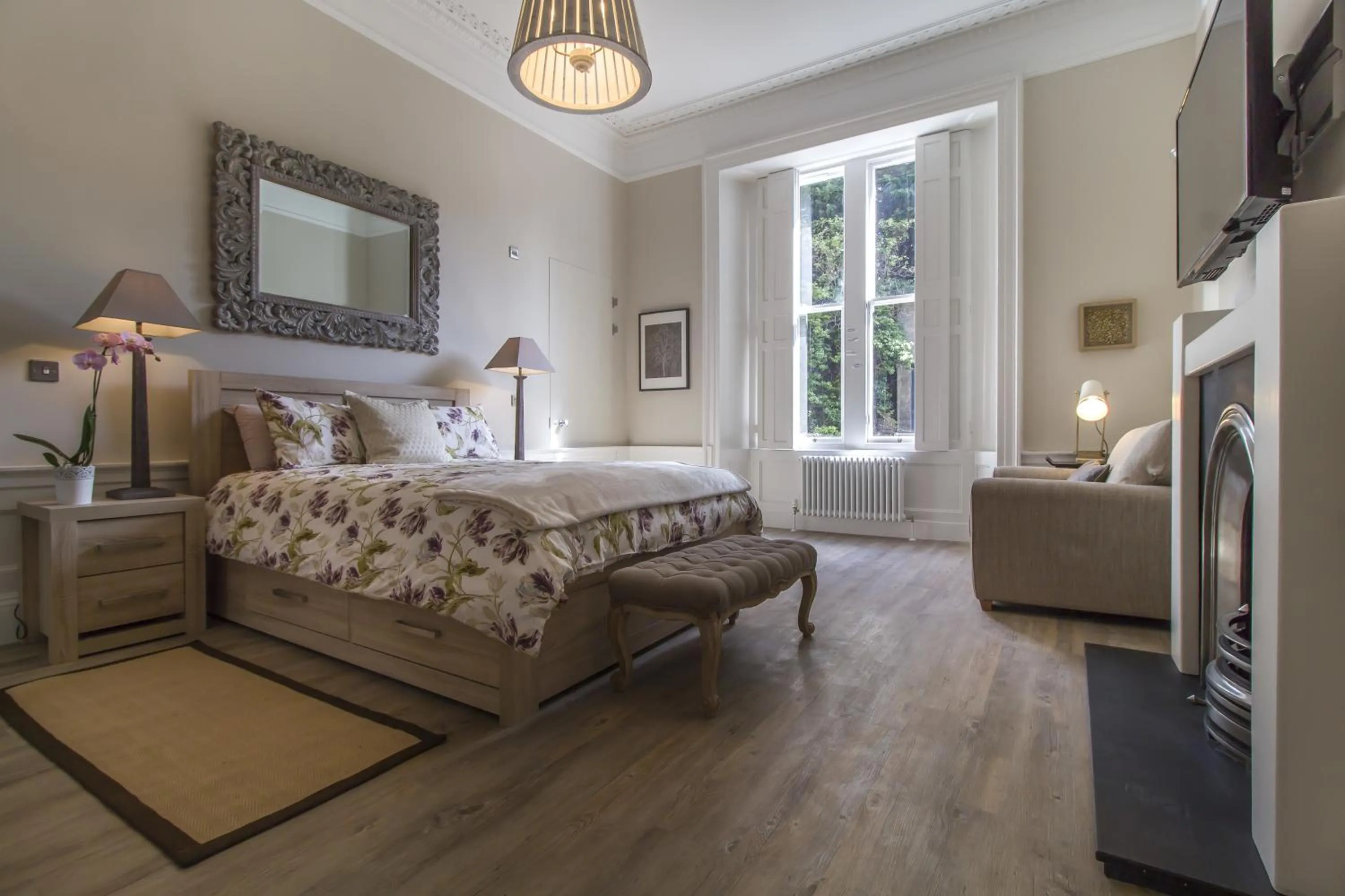 Seating area, Bed in Haymarket Apartments