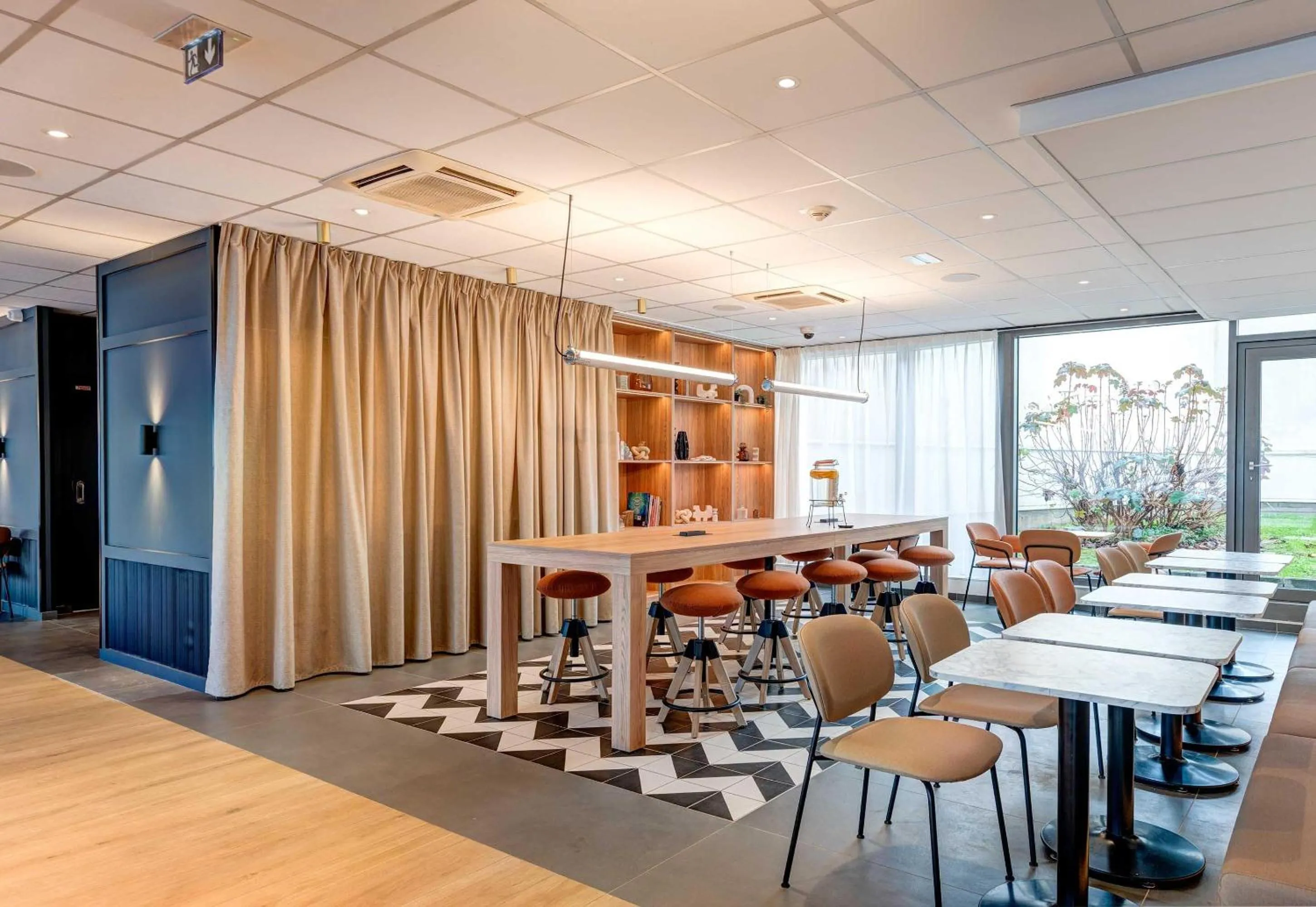 Lobby or reception in B&B HOTEL Paris Italie Porte de Choisy