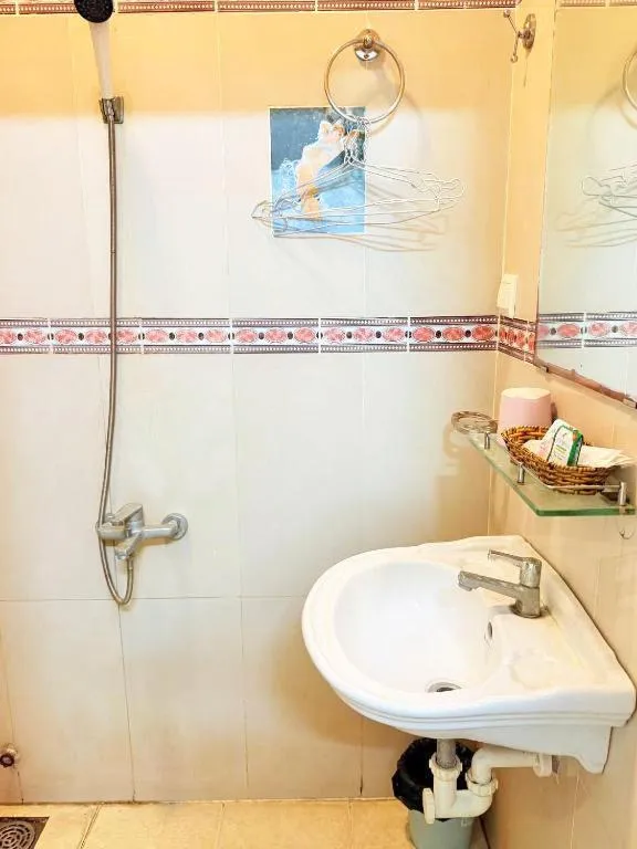 Shower in Hong Tam Hotel