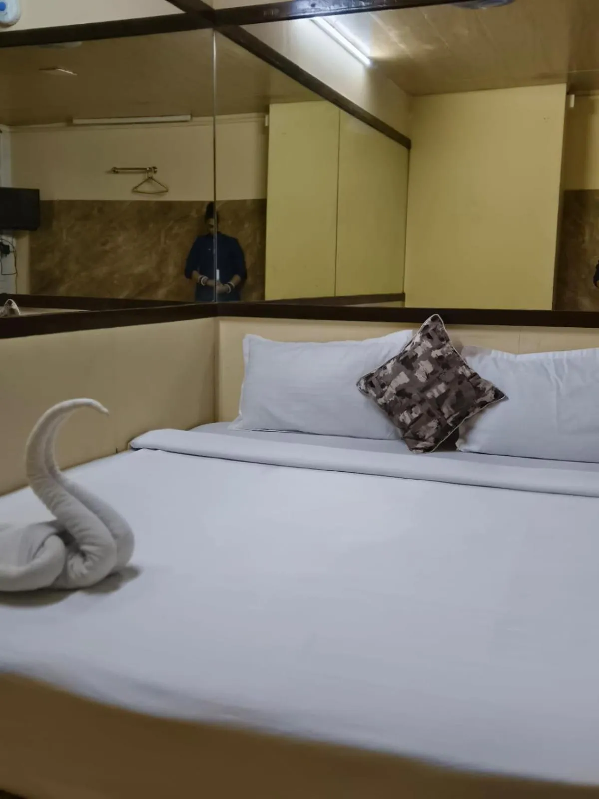 Bed in Redwings Castle Hotel