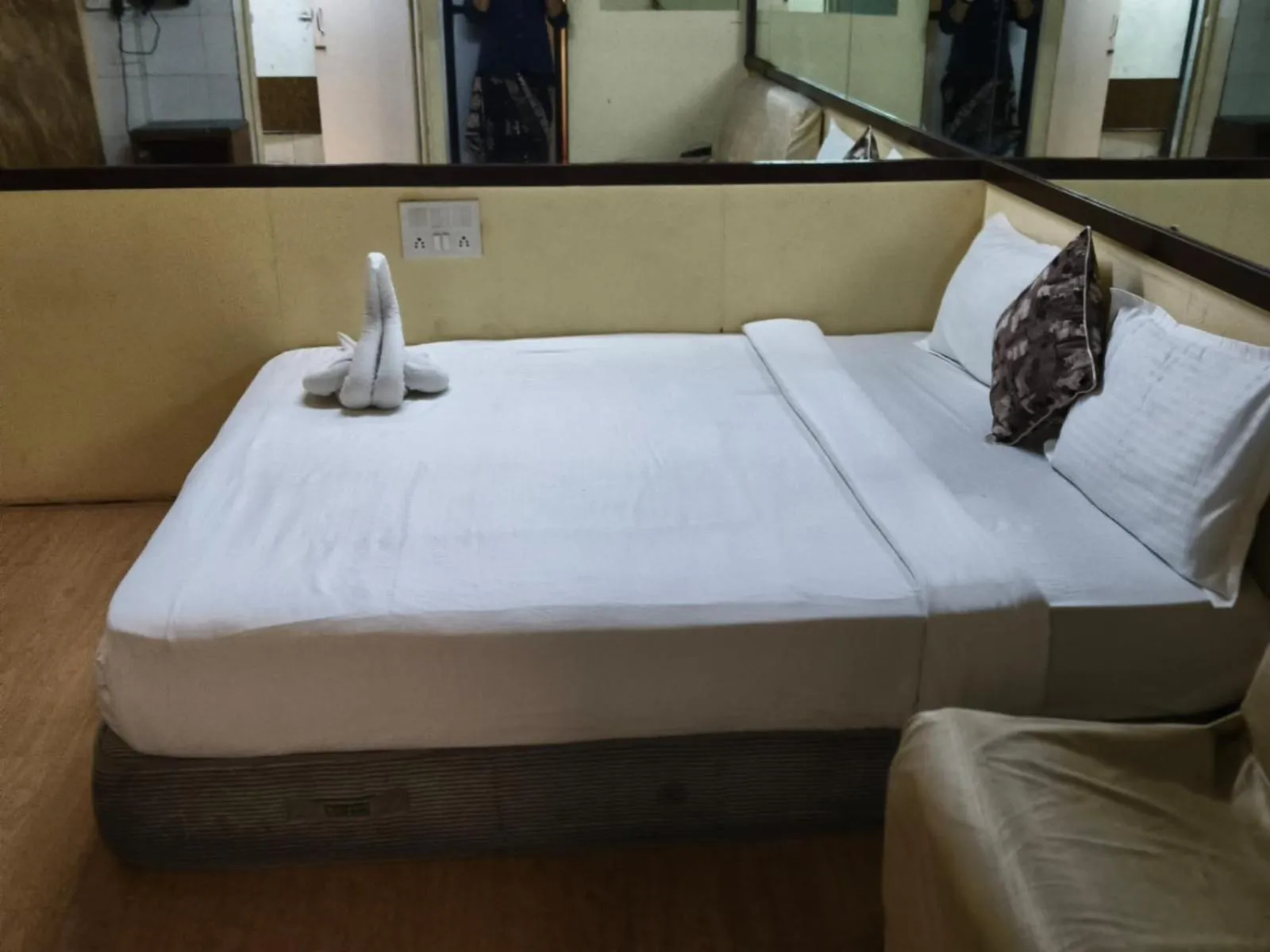 Bed in Redwings Castle Hotel