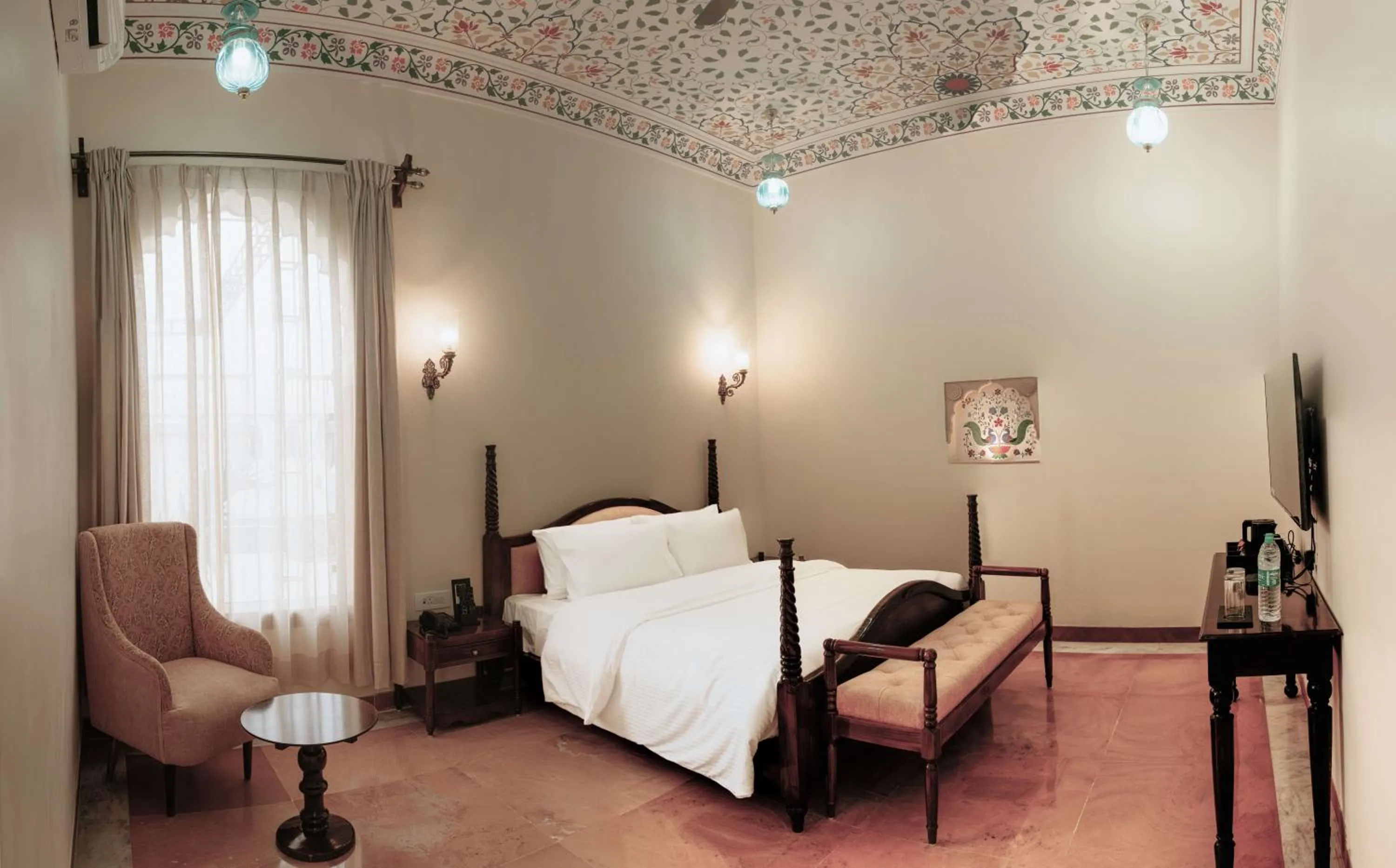 Bedroom, Bed in Kesar Bagh Palace Chittorgarh