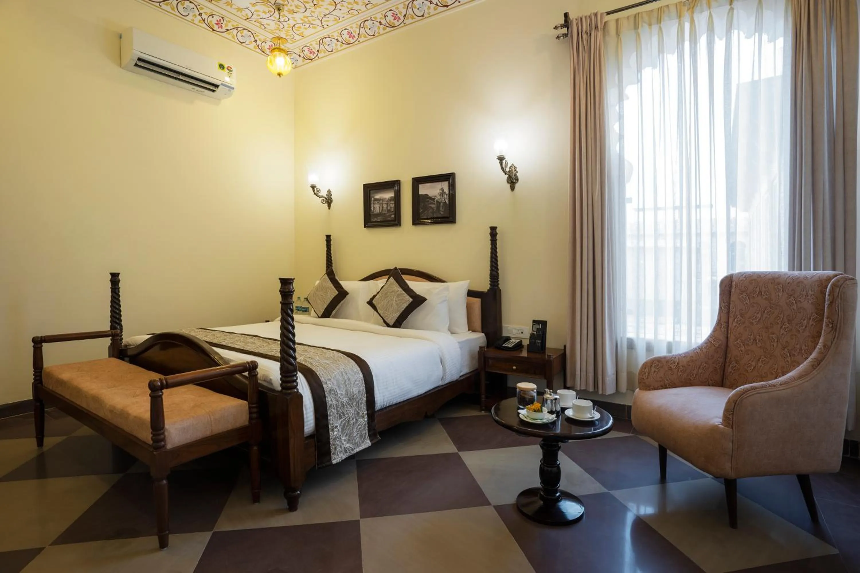 Bedroom, Bed in Kesar Bagh Palace Chittorgarh