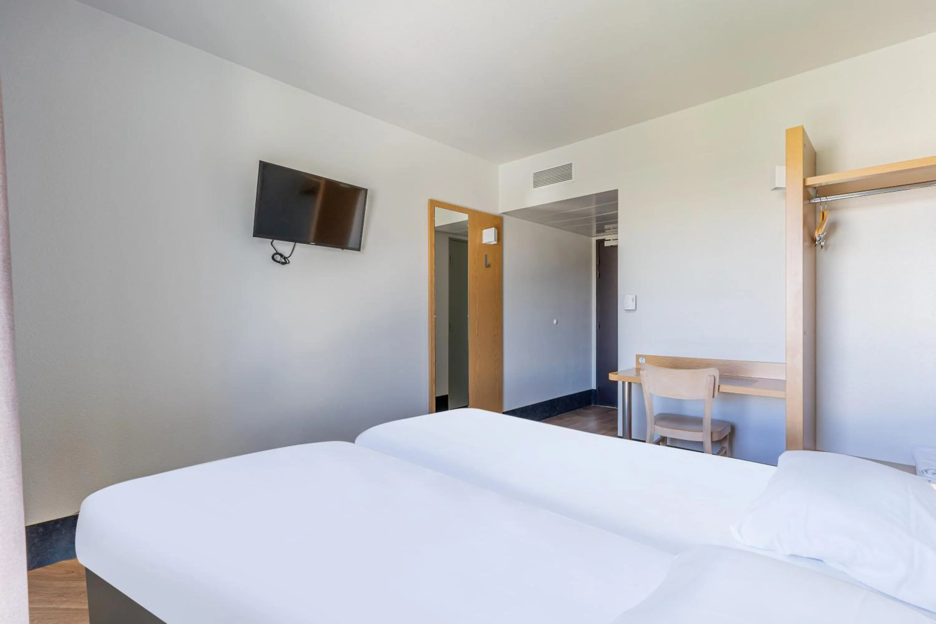 Photo of the whole room, Bed in B&B HOTEL Marseille Euromed