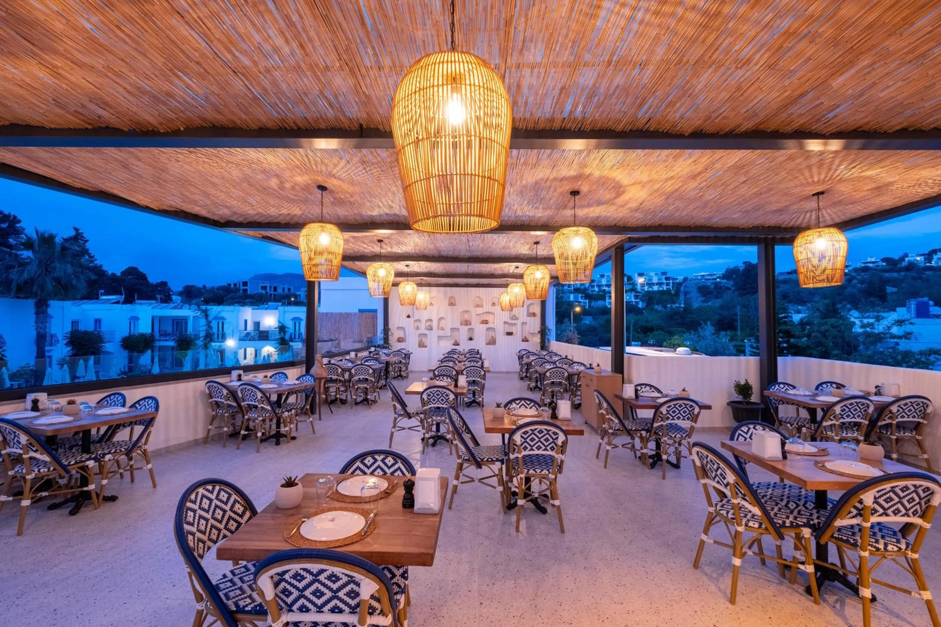 Restaurant/places to eat in Paloma Family Club