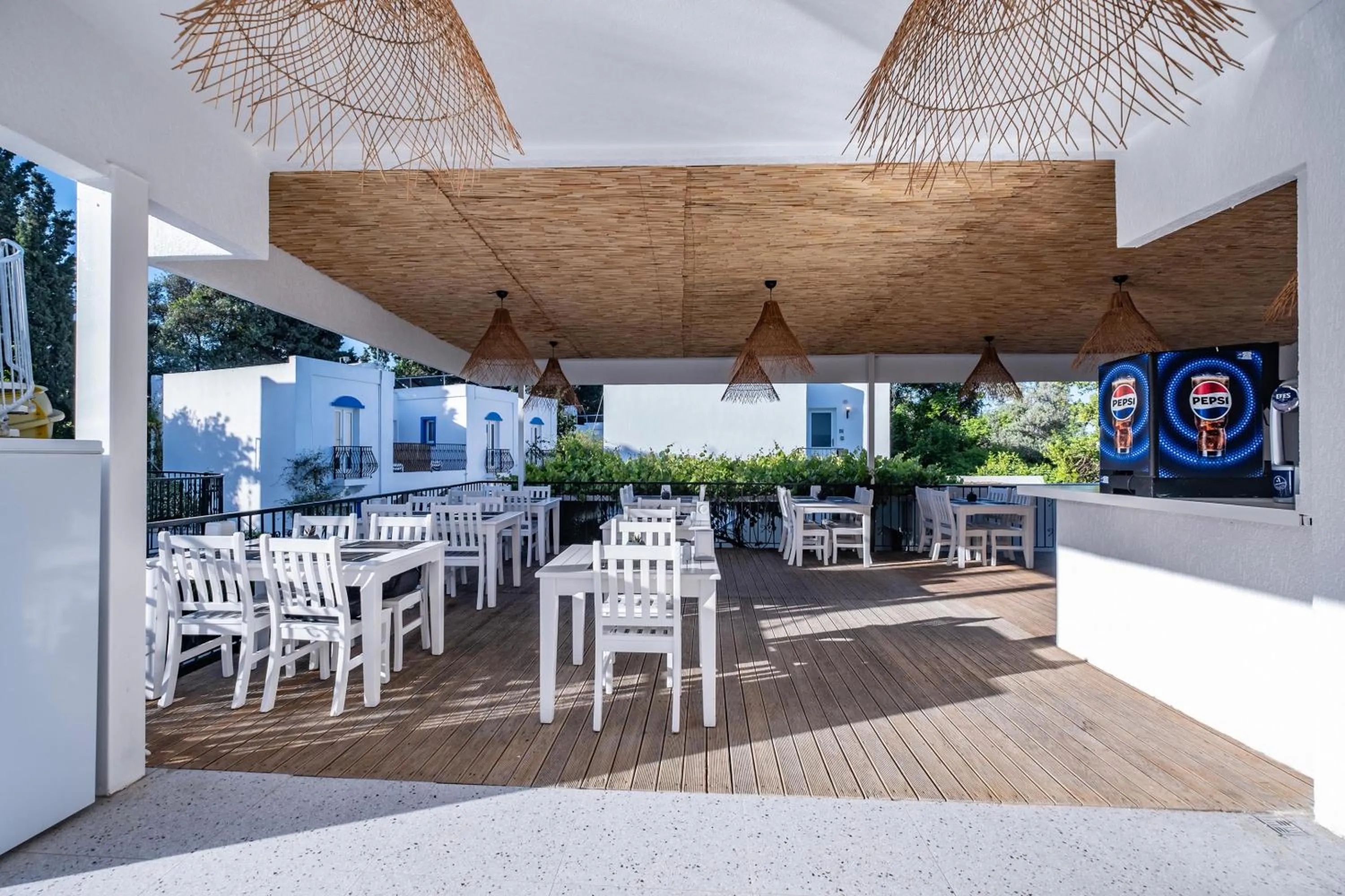 Restaurant/places to eat in Paloma Family Club