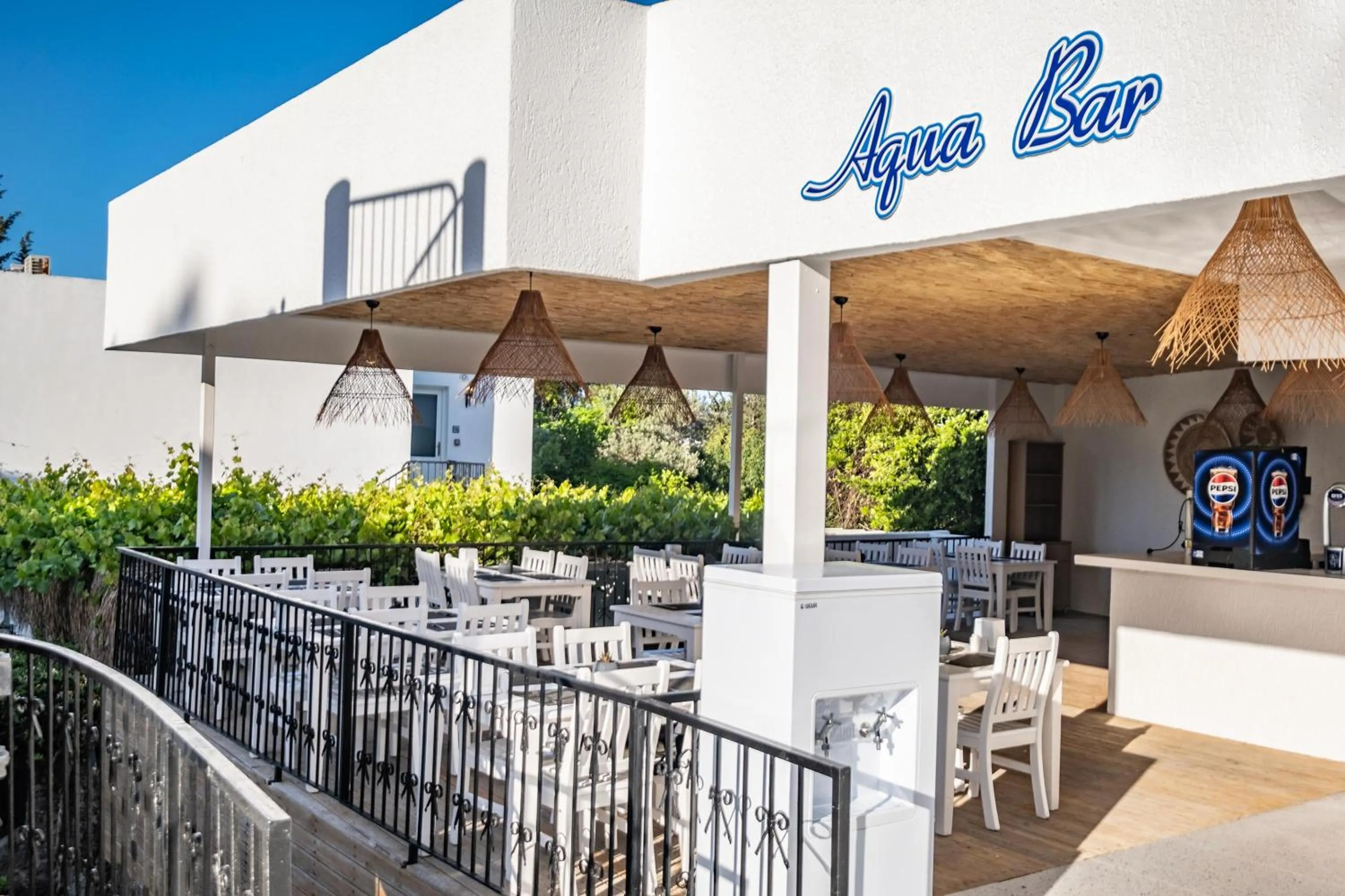 Restaurant/places to eat in Paloma Family Club