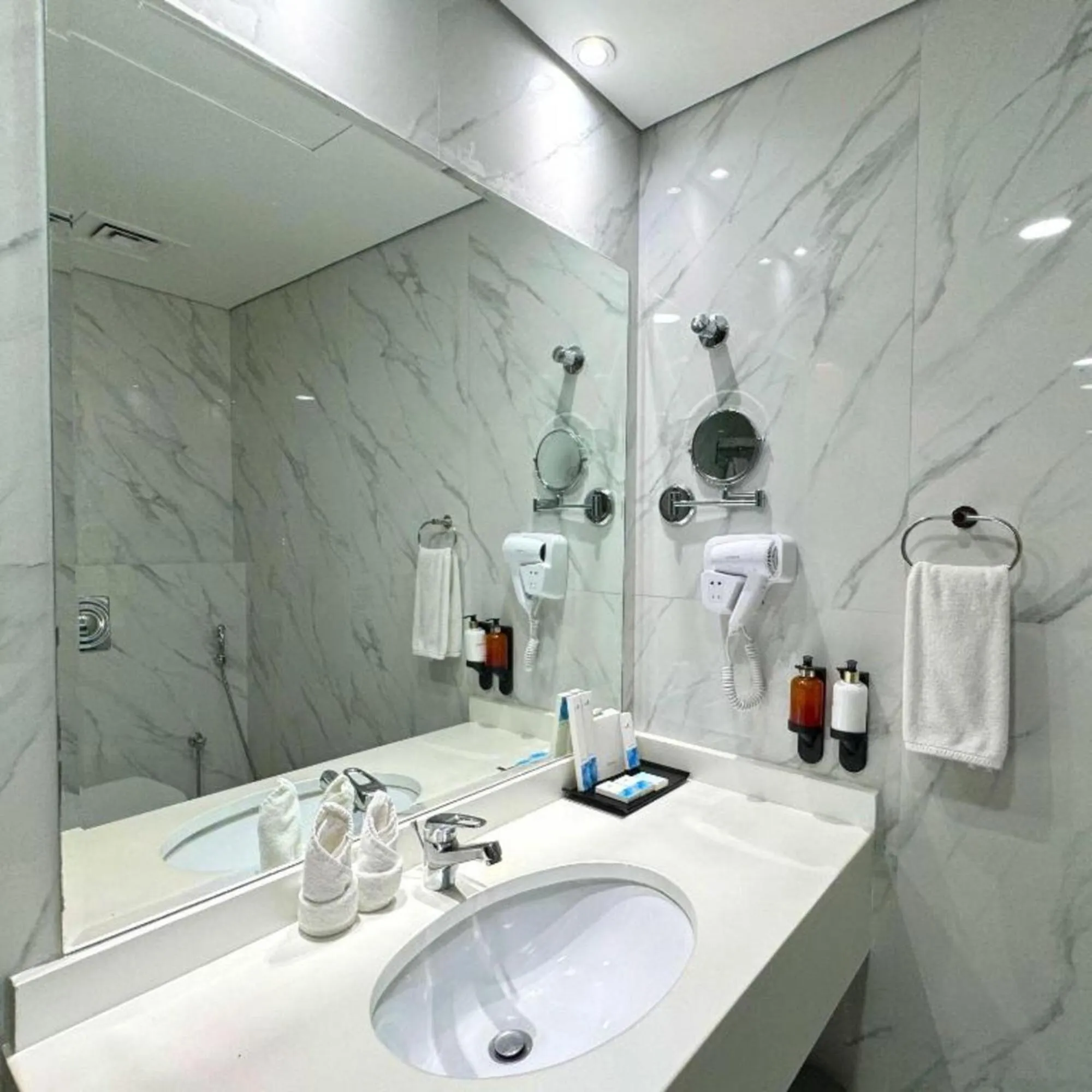 Bathroom in Emirates Grand Hotel Opposite DIFC