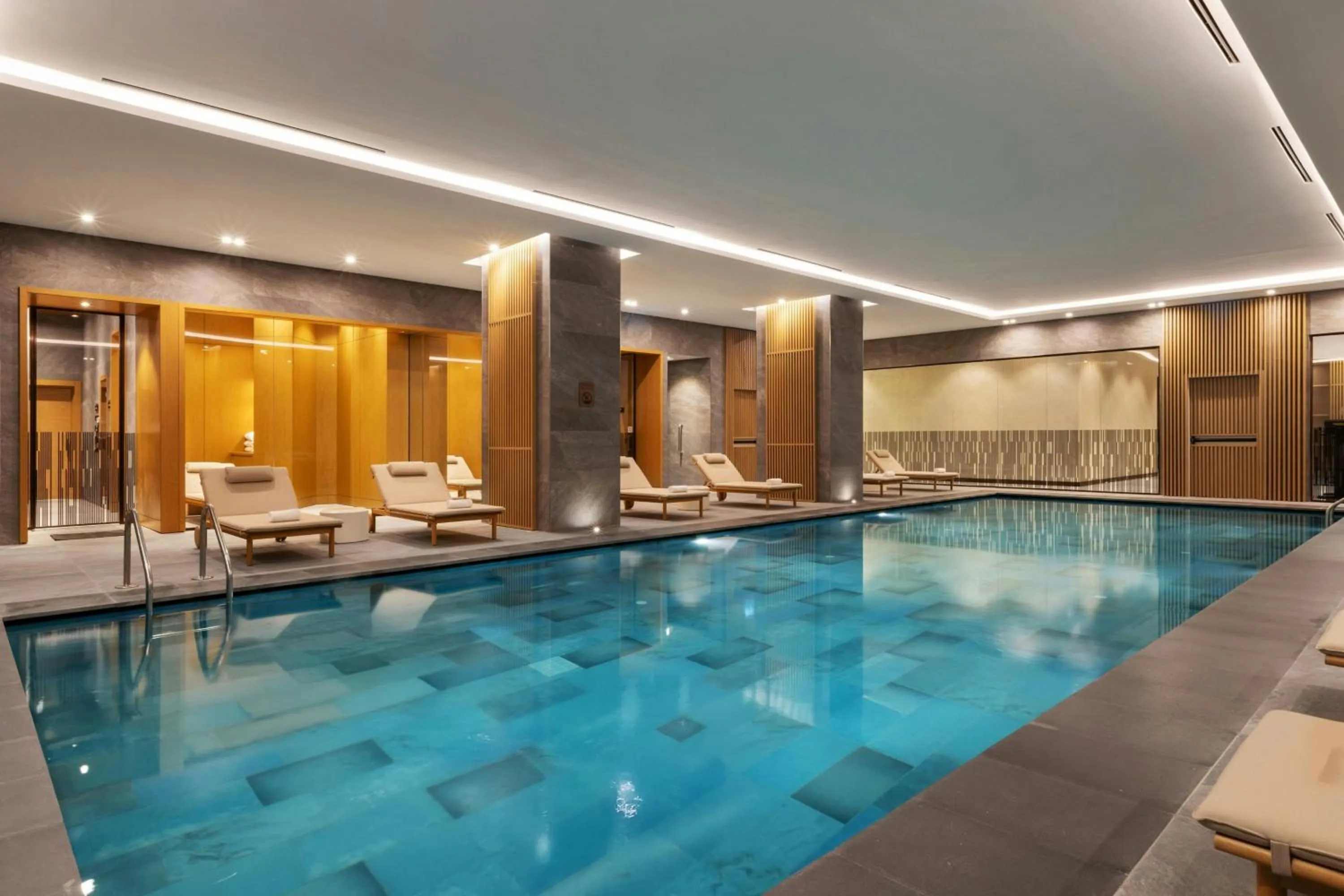 Swimming pool in Marriott Executive Apartments Istanbul Investvadi