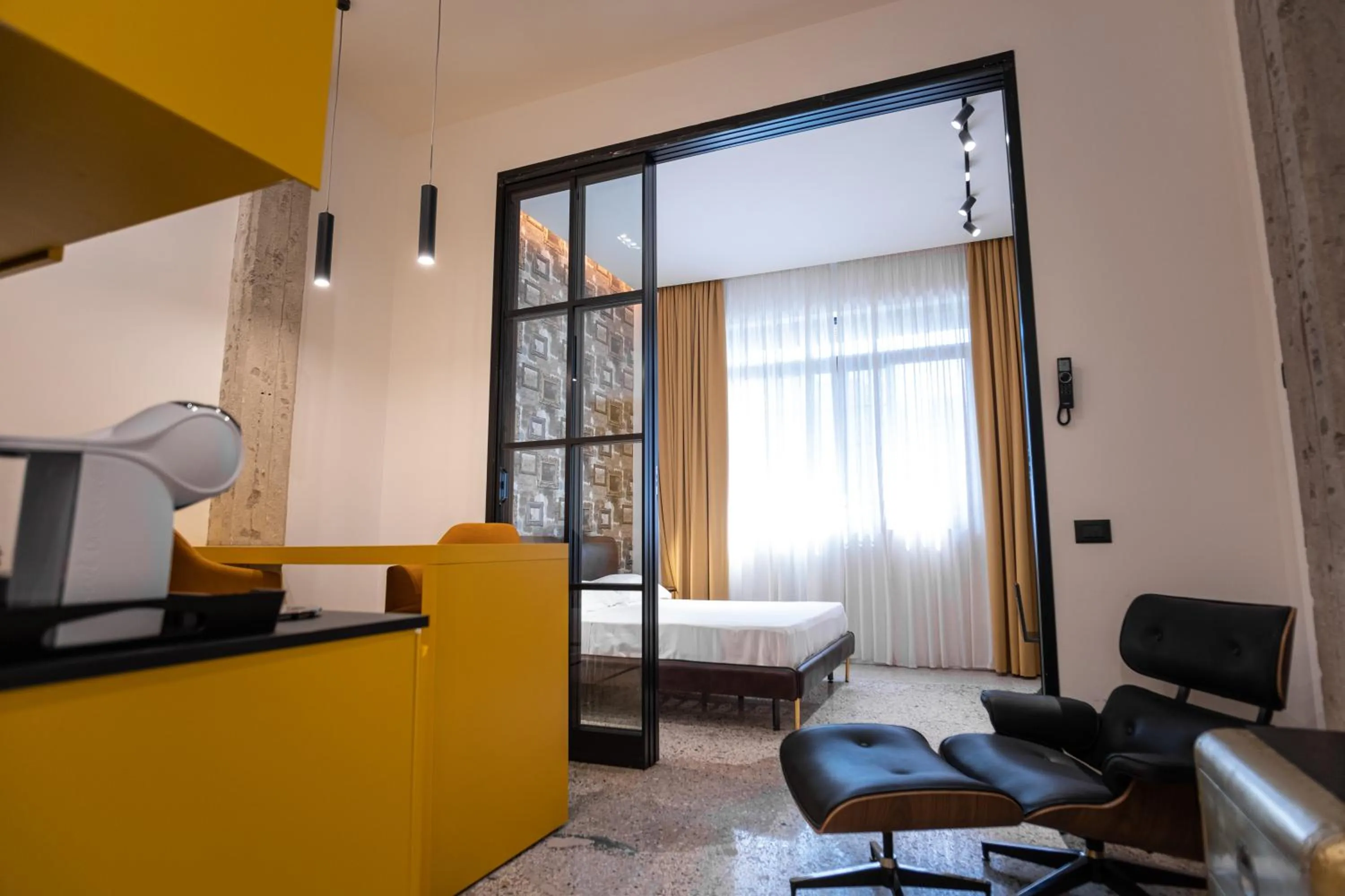 Photo of the whole room, Bed in Palazzo Sebeto