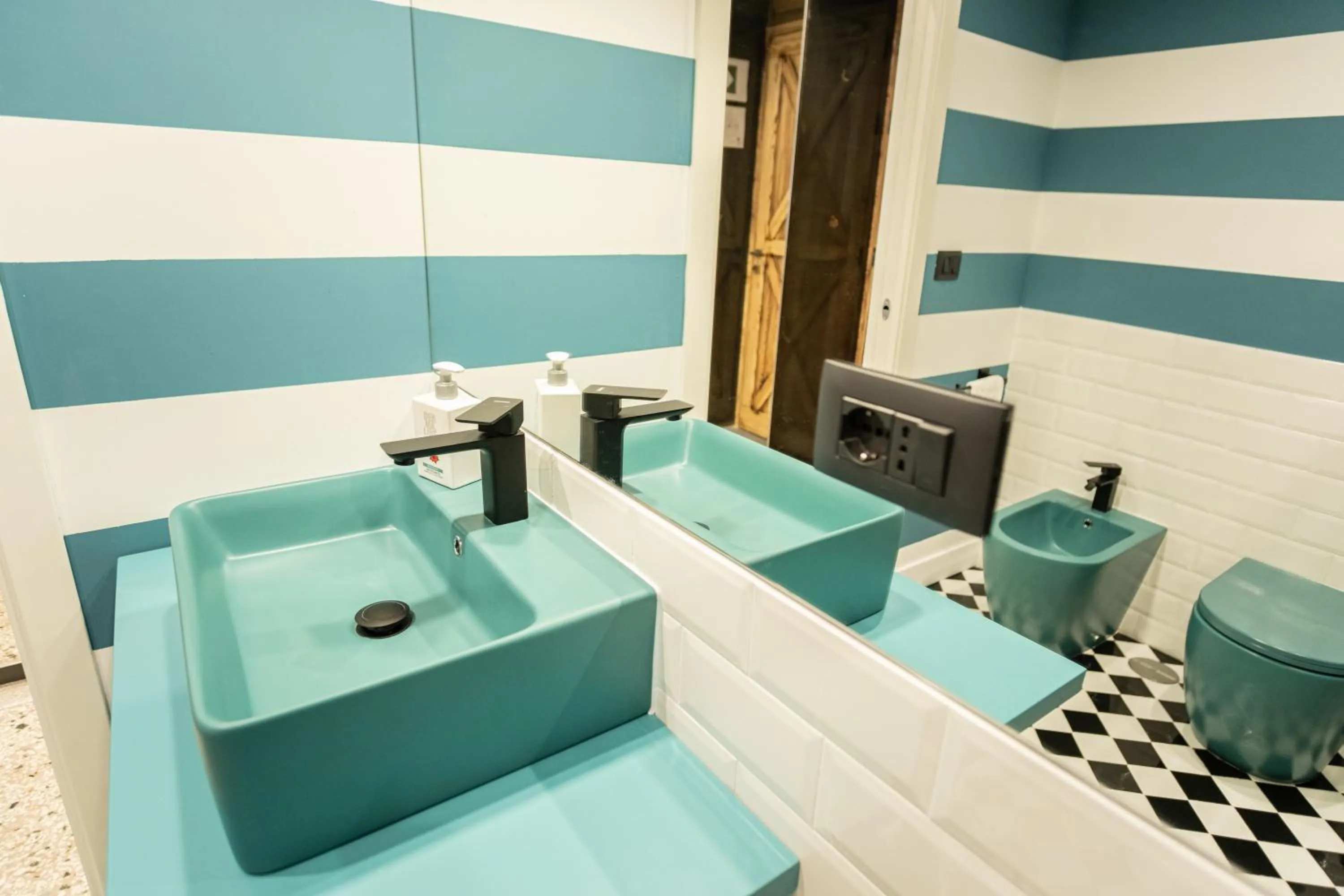 Toilet in Palazzo Sebeto