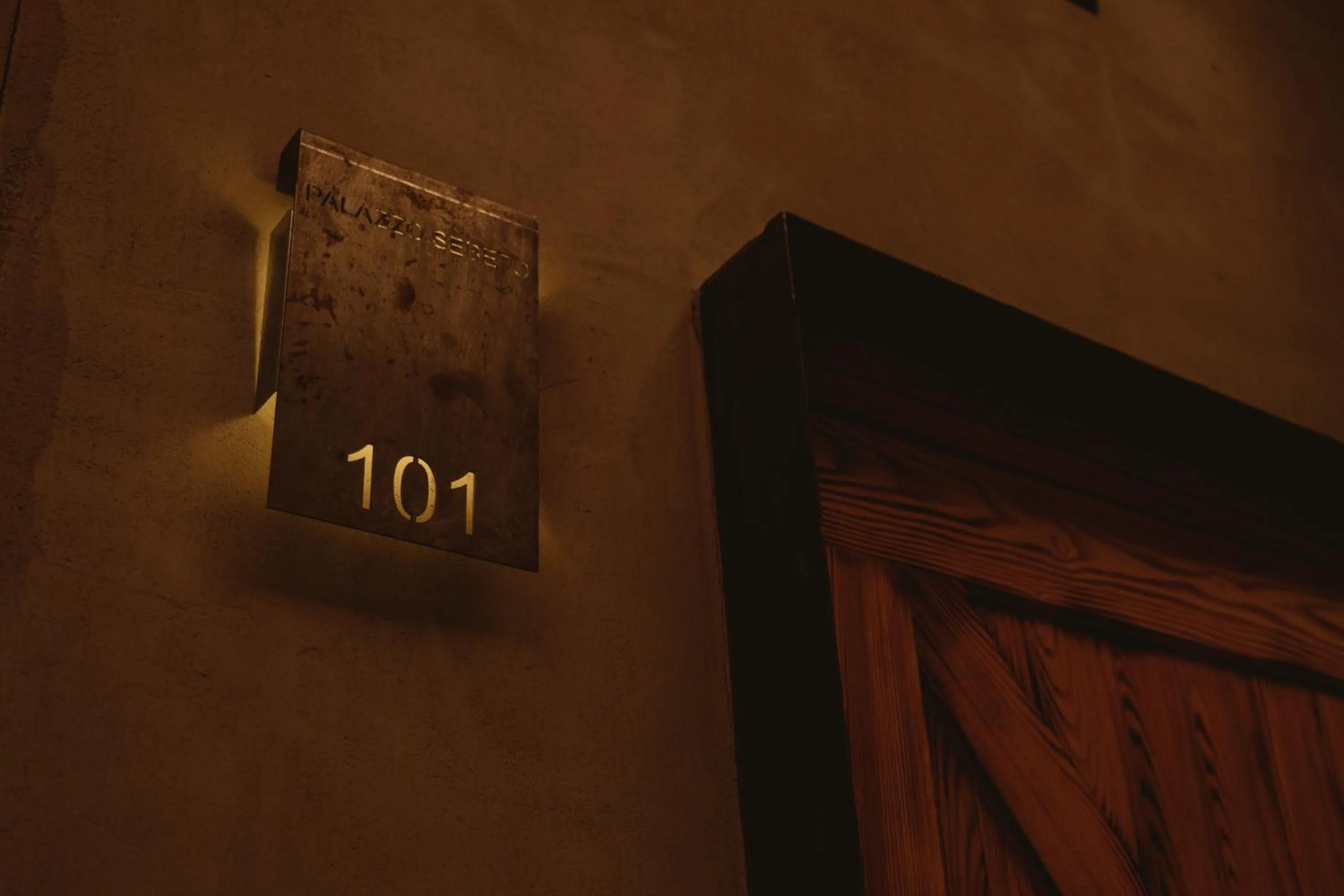 Decorative detail in Palazzo Sebeto