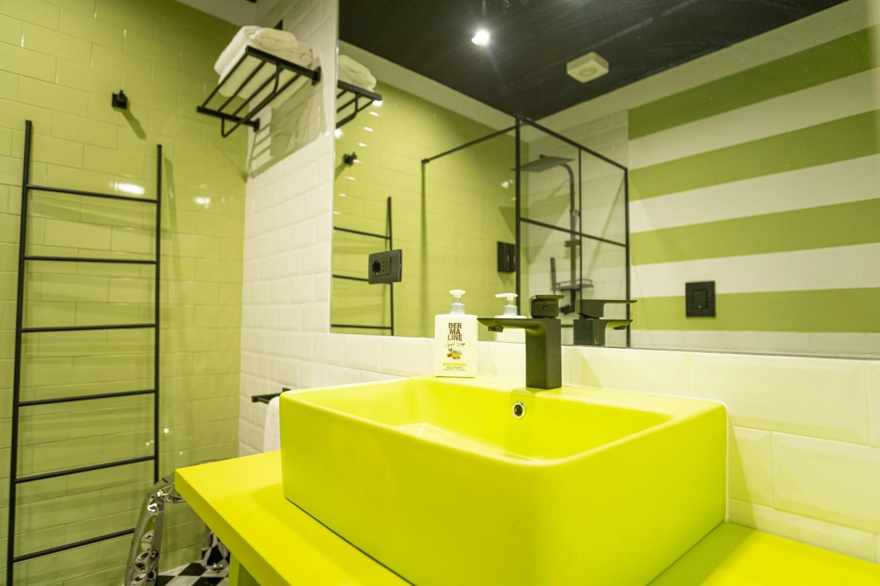 Shower in Palazzo Sebeto