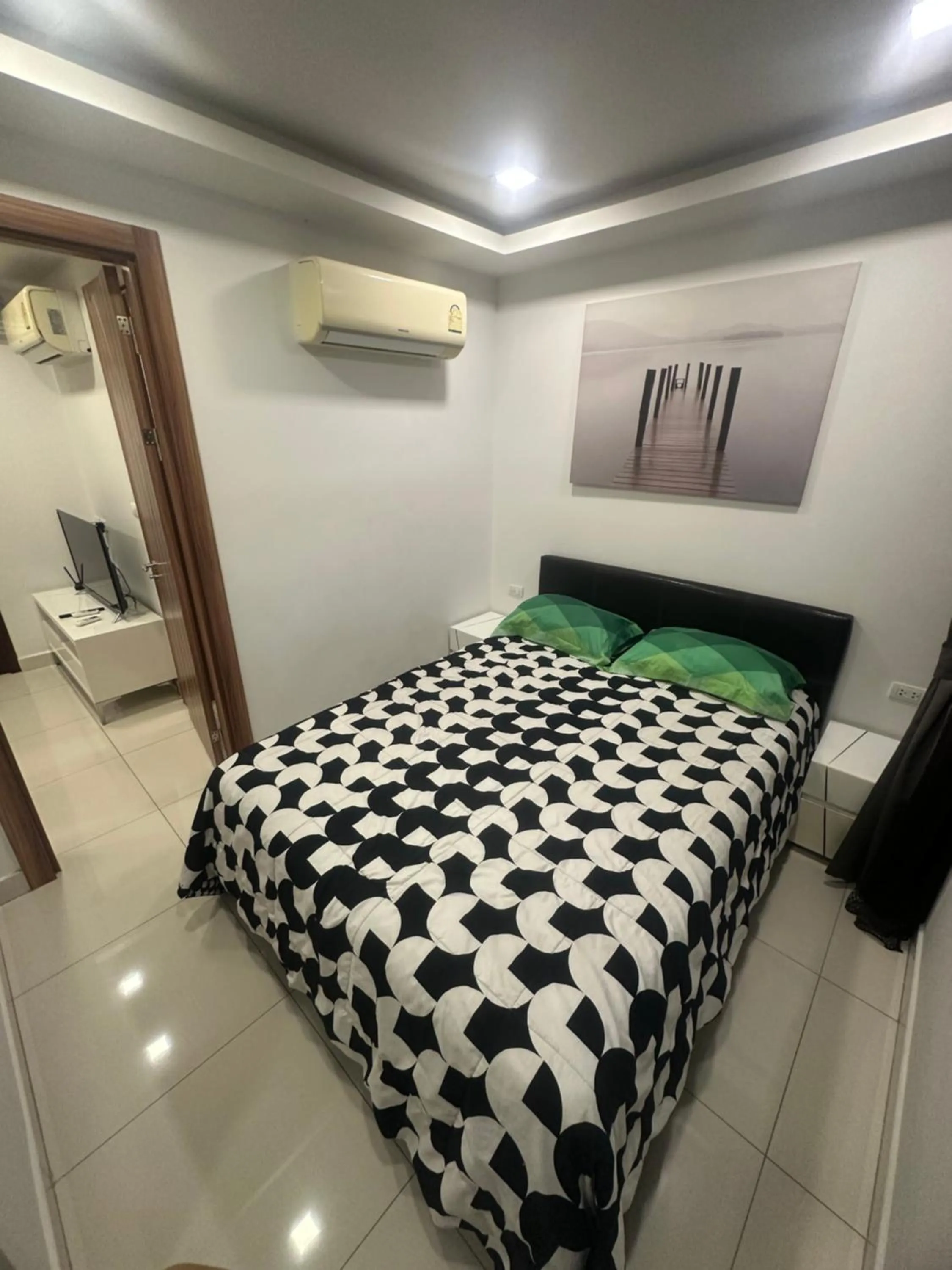 Bed in Arcadia beach continental