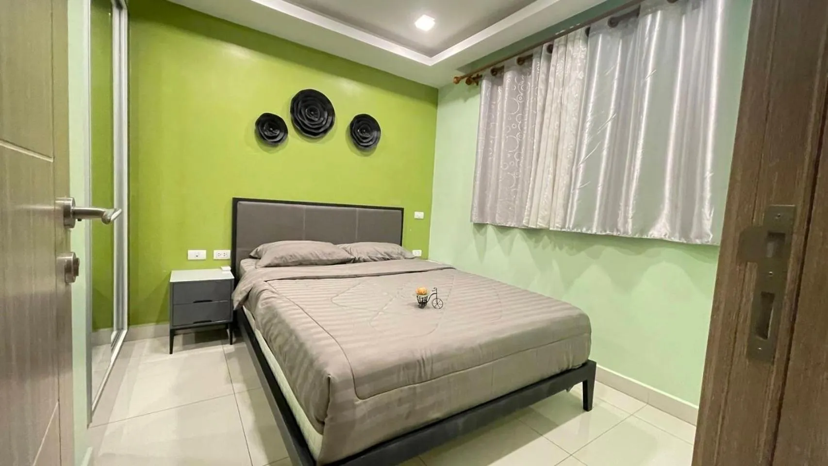 Bed in Arcadia beach continental