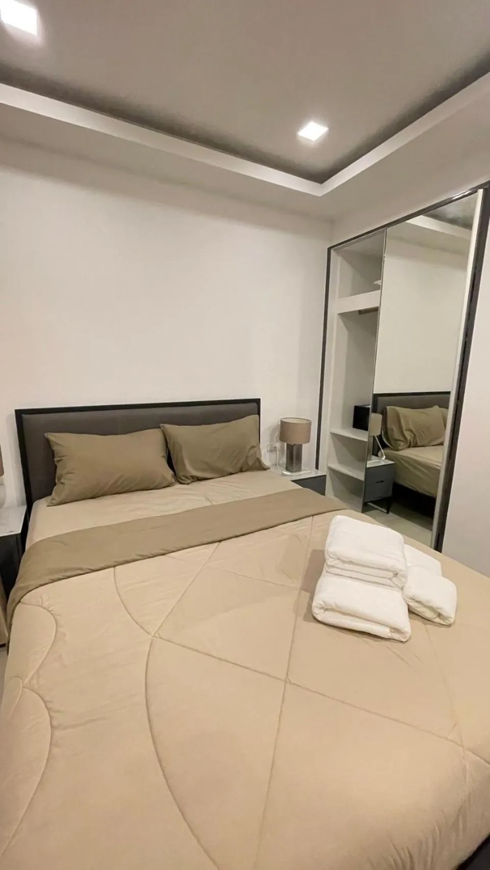 Bed in Arcadia beach continental