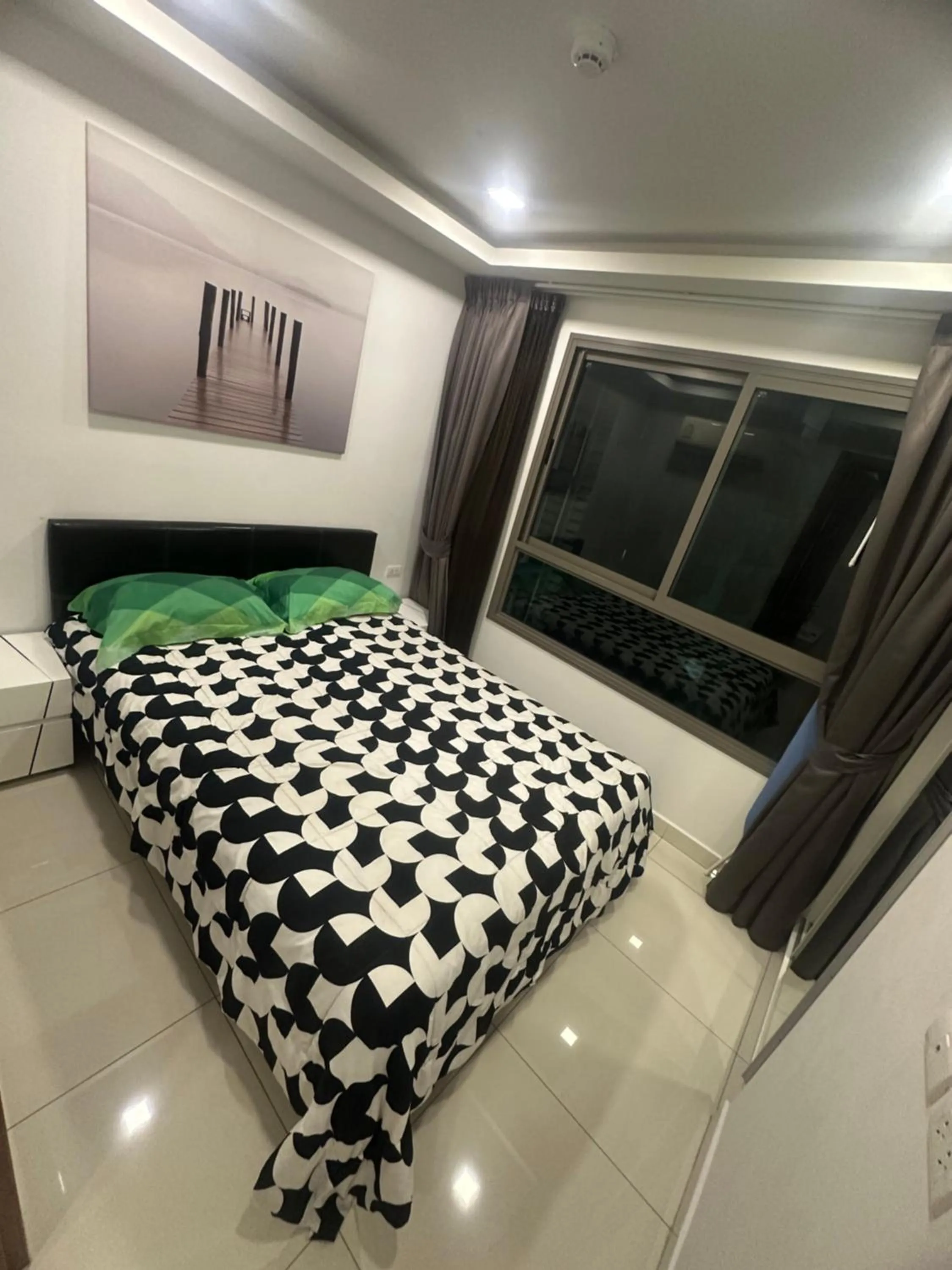 Bed in Arcadia beach continental