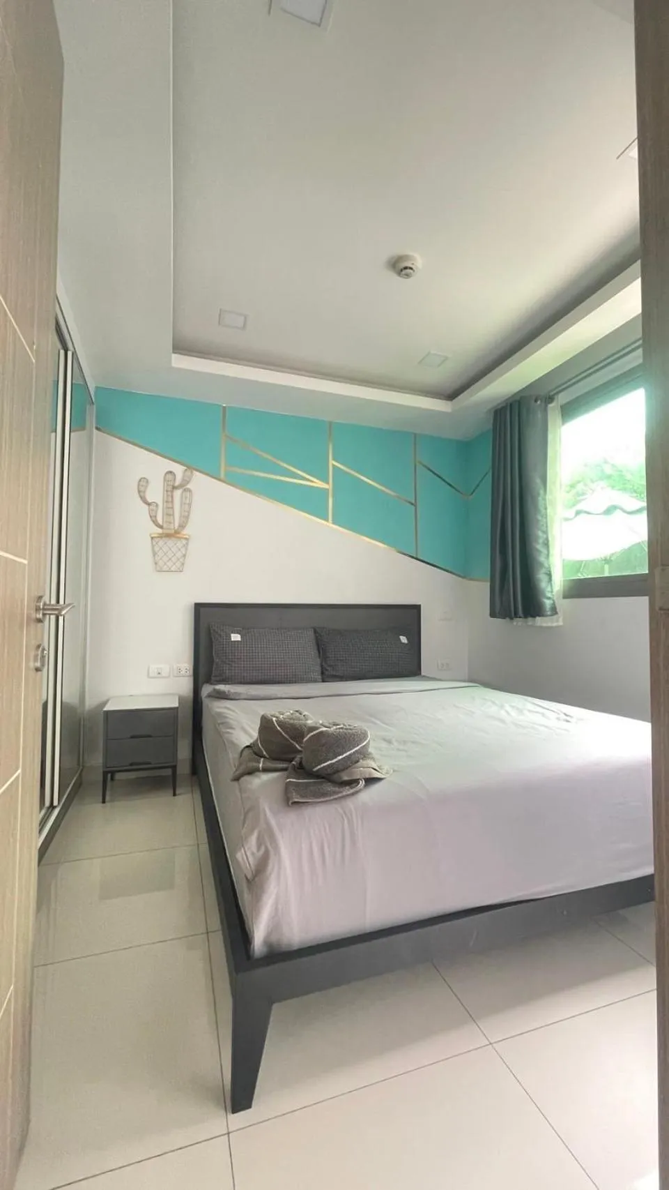 Bed in Arcadia beach continental