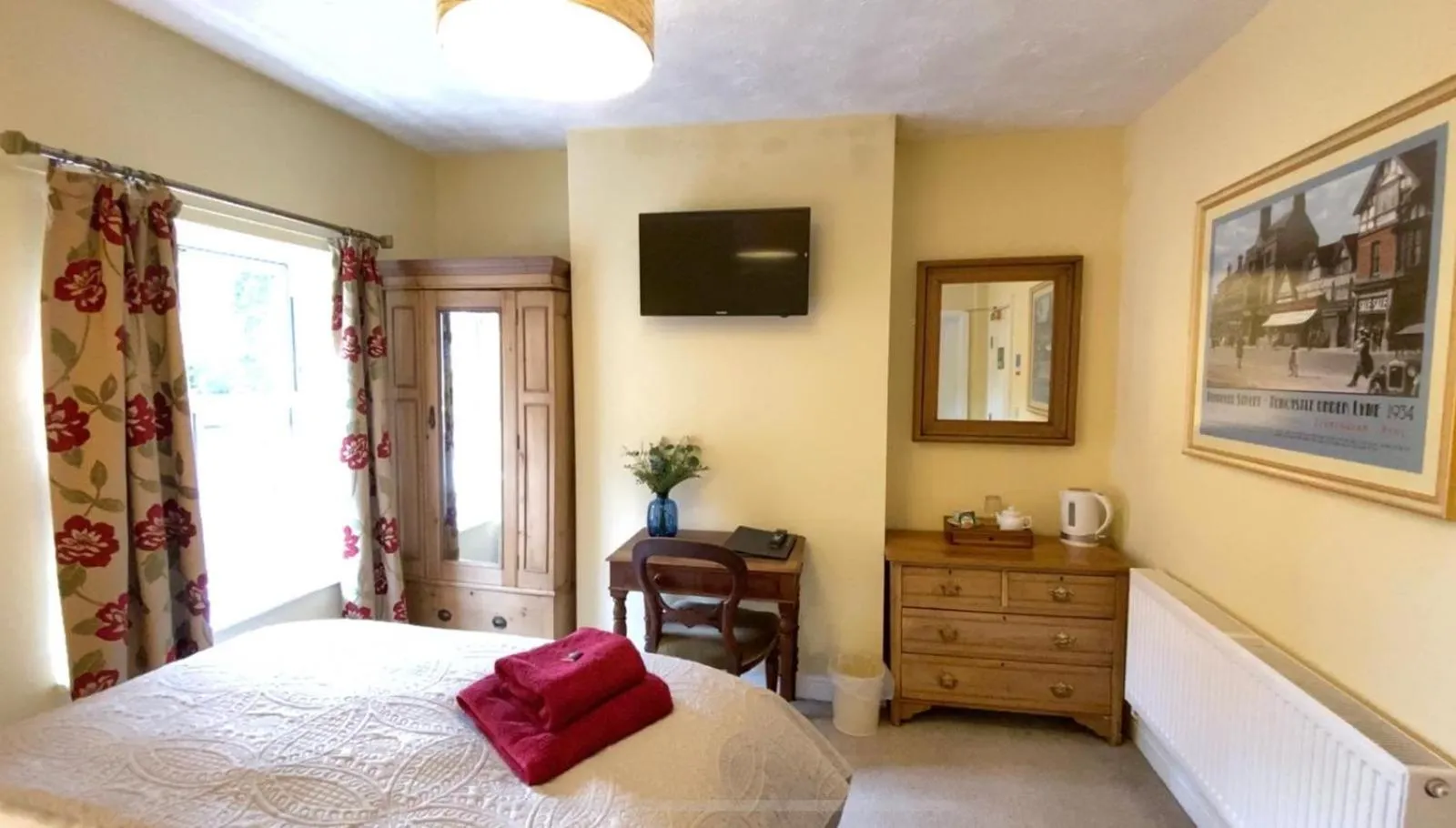 Photo of the whole room, Bed in The Victoria