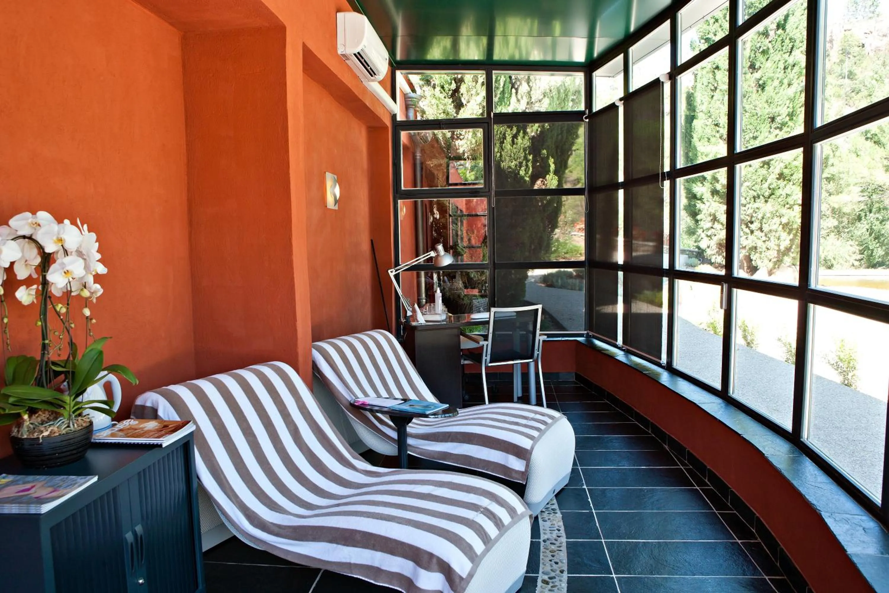 Solarium in Hostellerie Les Gorges De Pennafort