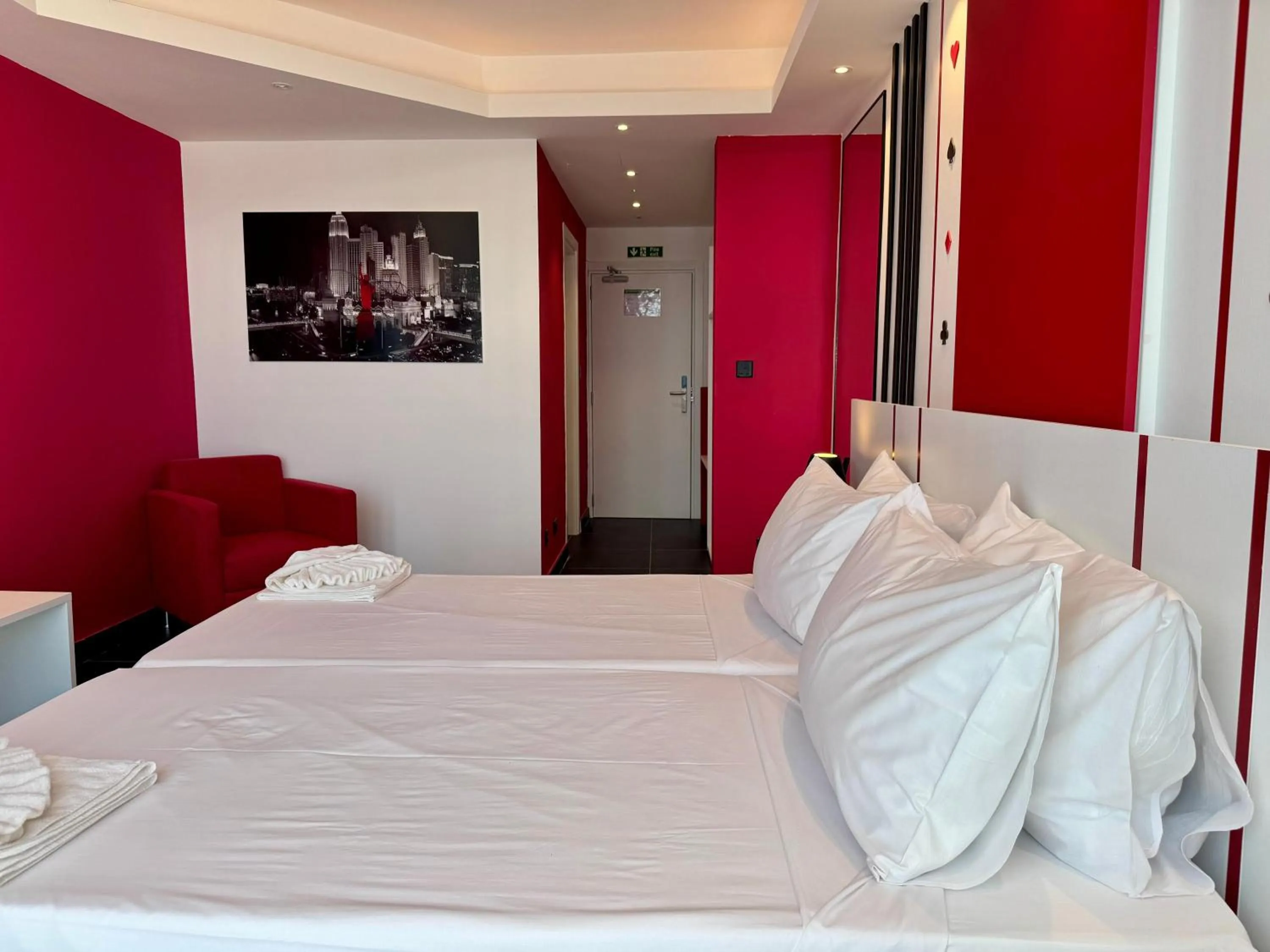 Photo of the whole room, Bed in Vegas Resort