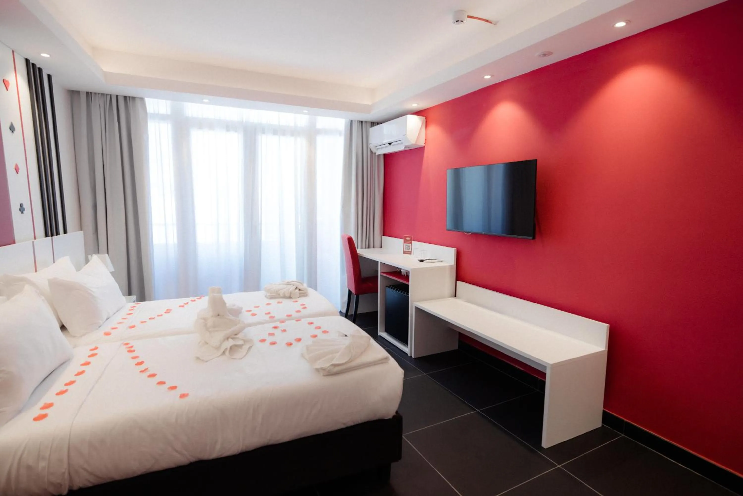 Photo of the whole room, Bed in Vegas Resort