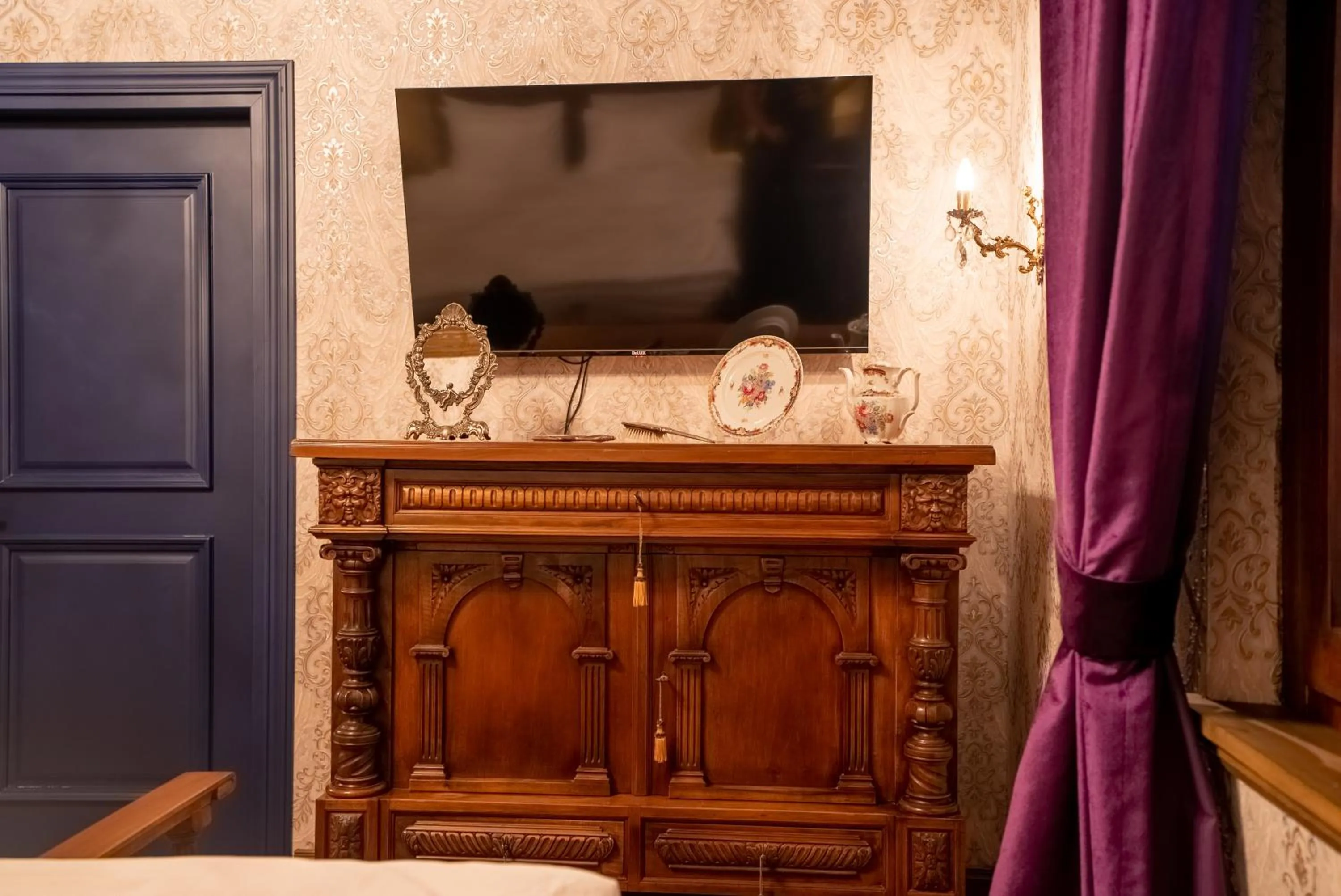 TV and multimedia in Castle Boutique Hotel