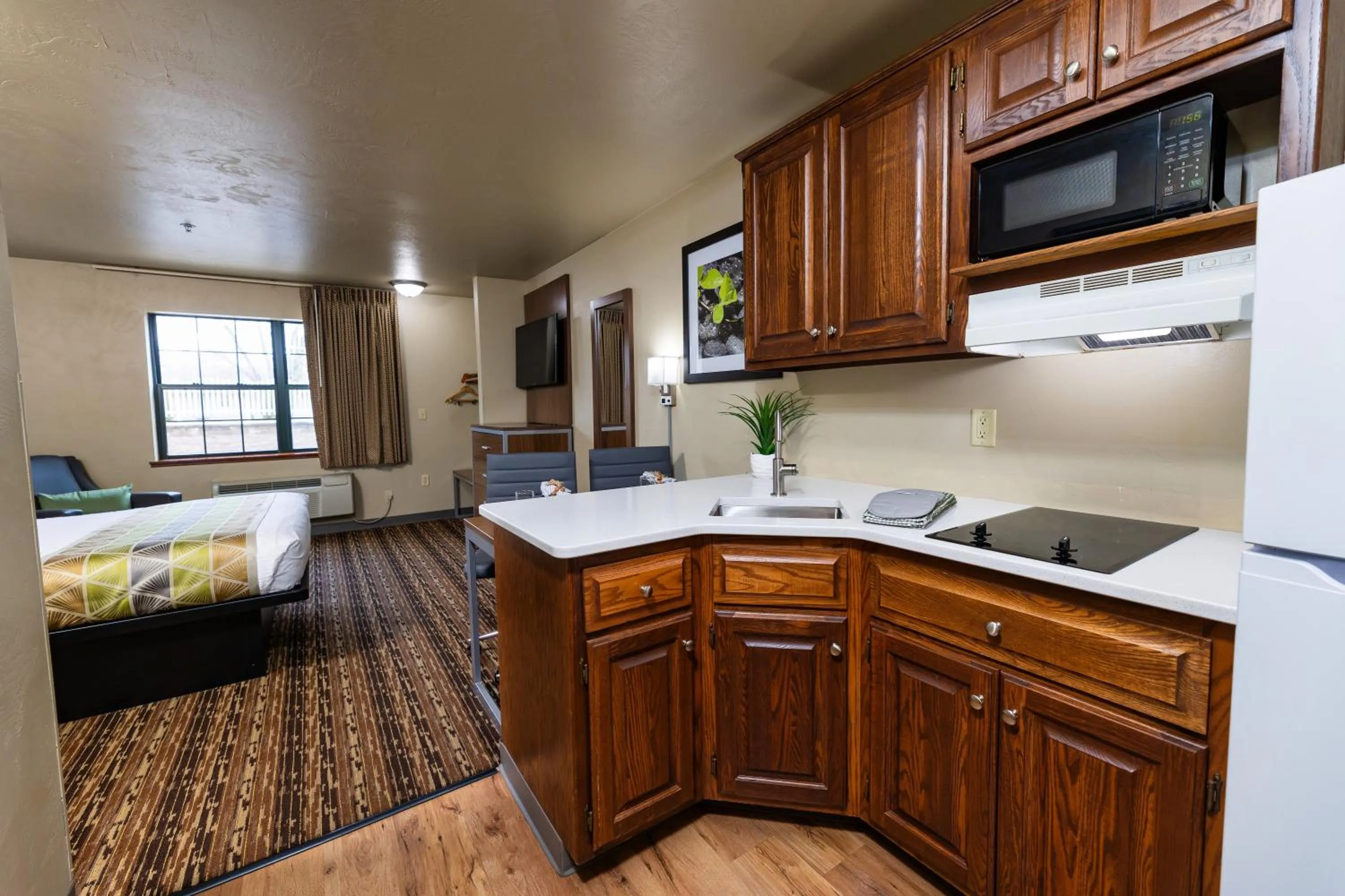 Kitchen or kitchenette, Bed in Extended Stay Airport