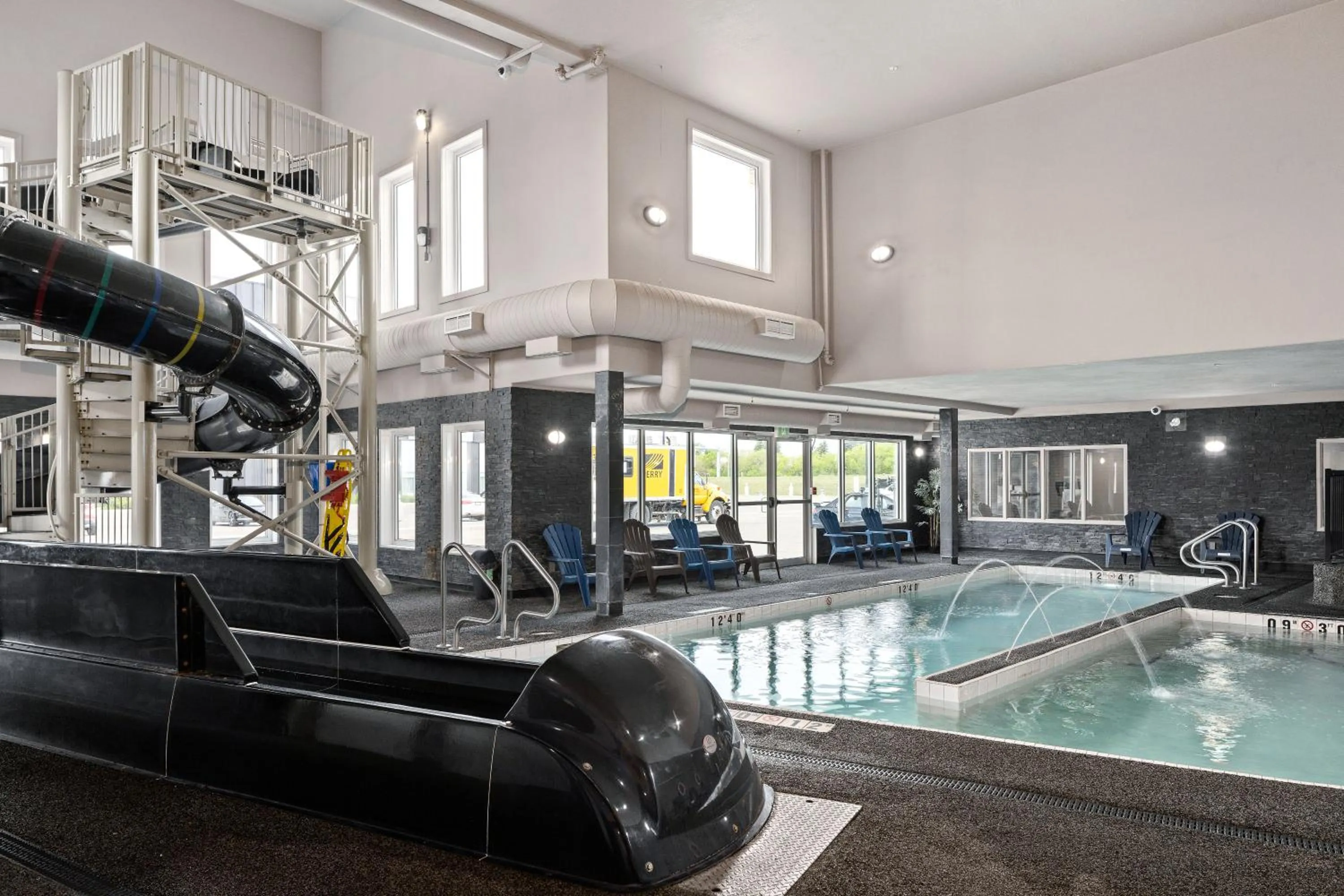 Swimming pool in Home Inn & Suites Saskatoon South