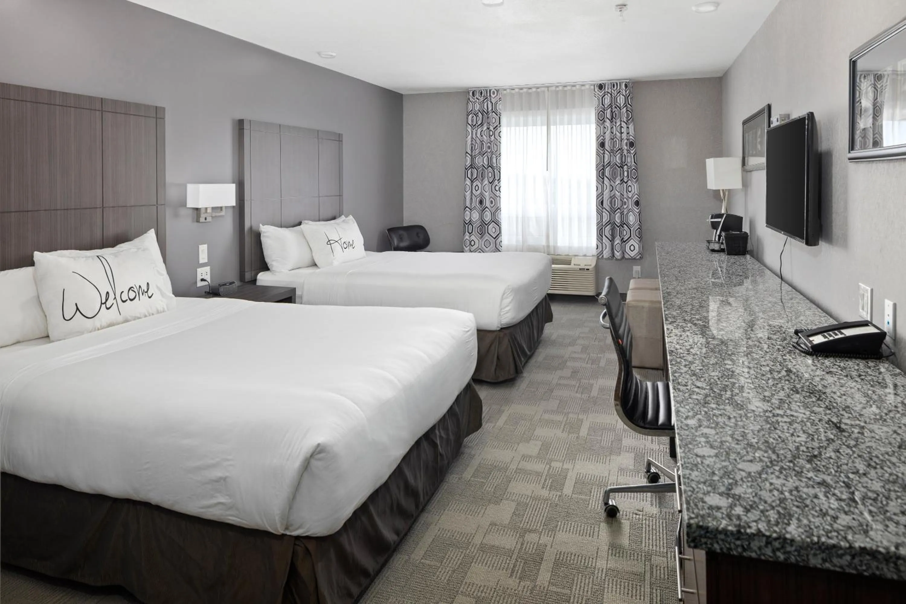 Photo of the whole room, Bed in Home Inn & Suites Saskatoon South
