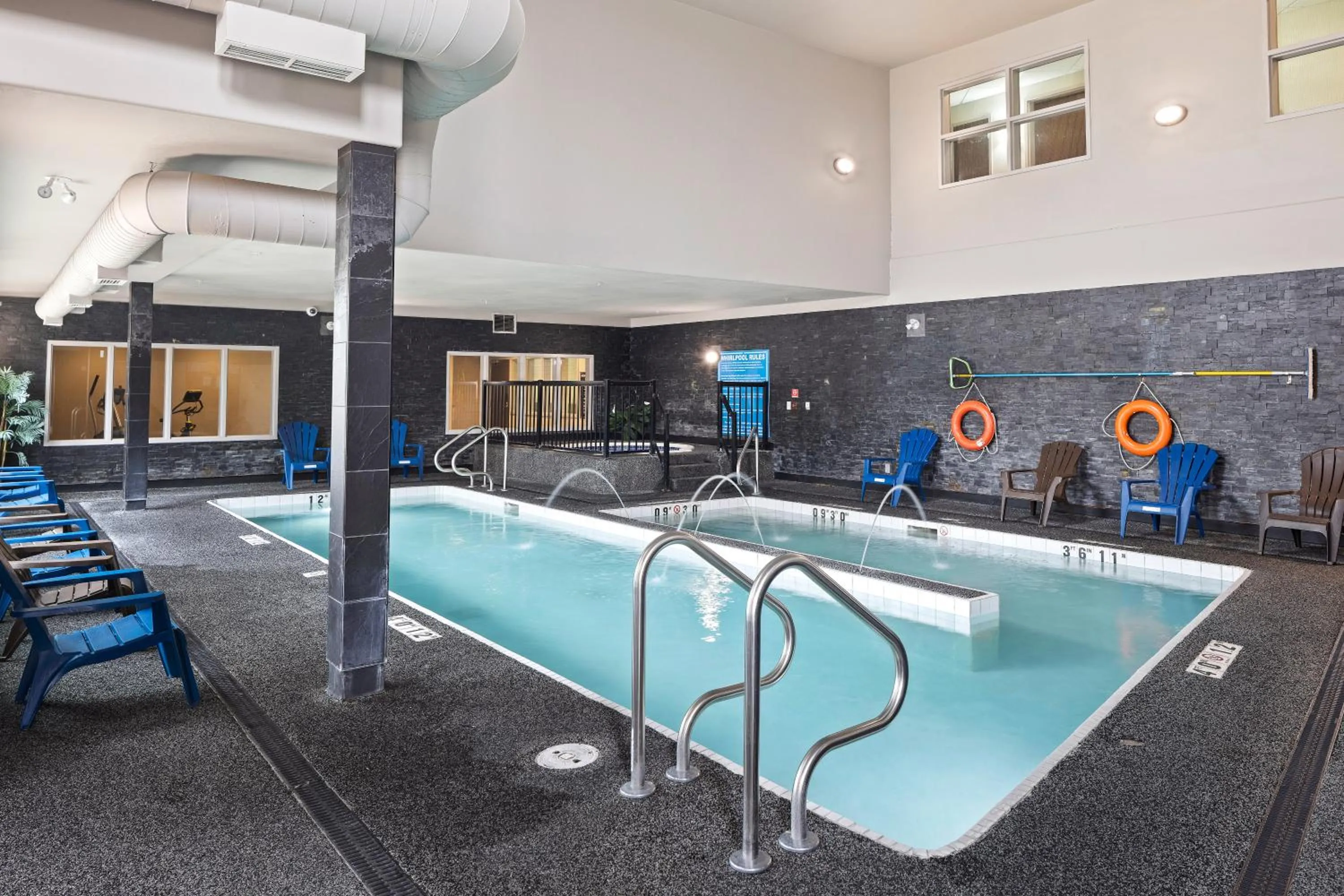 Swimming pool in Home Inn & Suites Saskatoon South