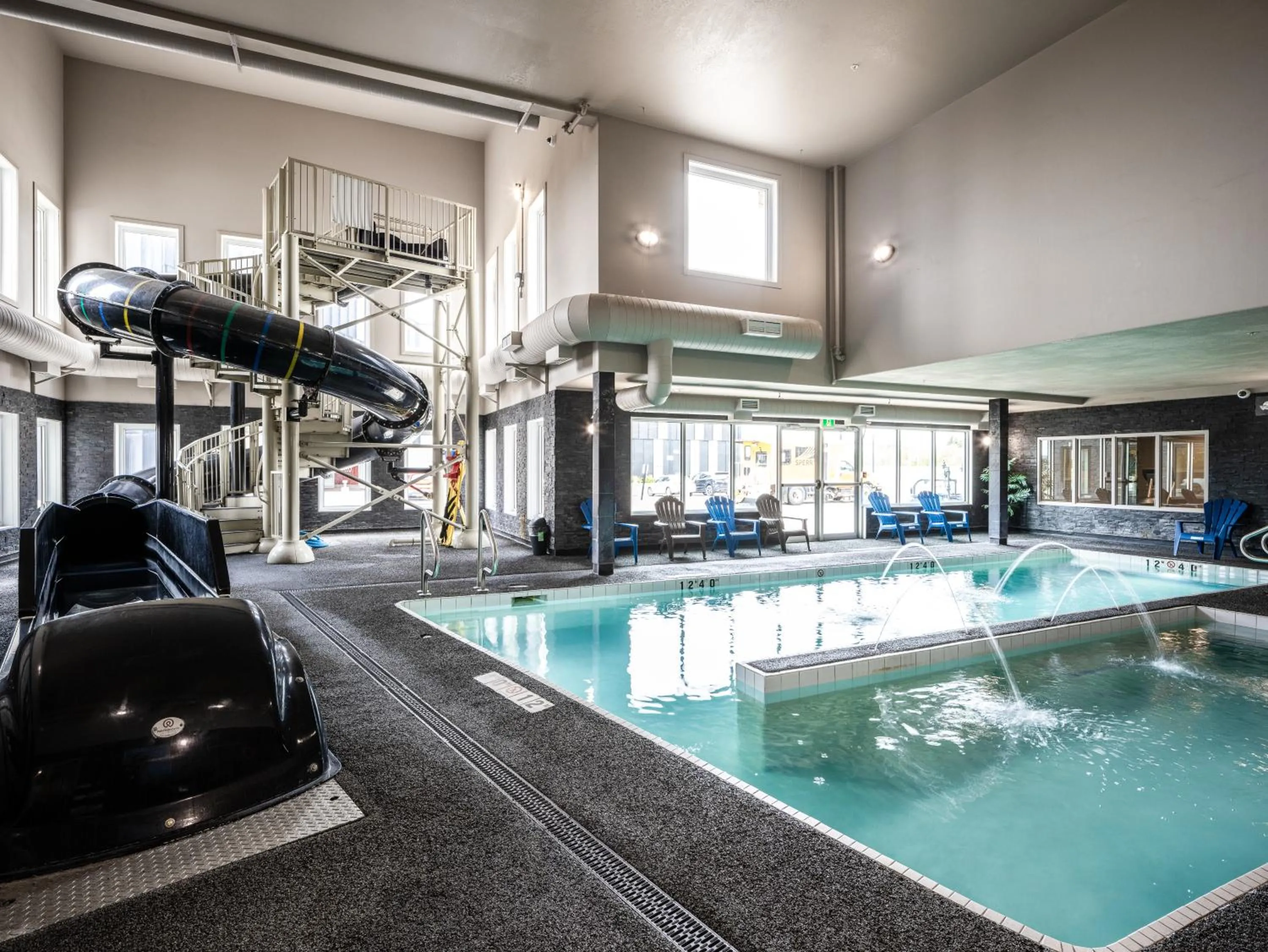 Swimming pool in Home Inn & Suites Saskatoon South