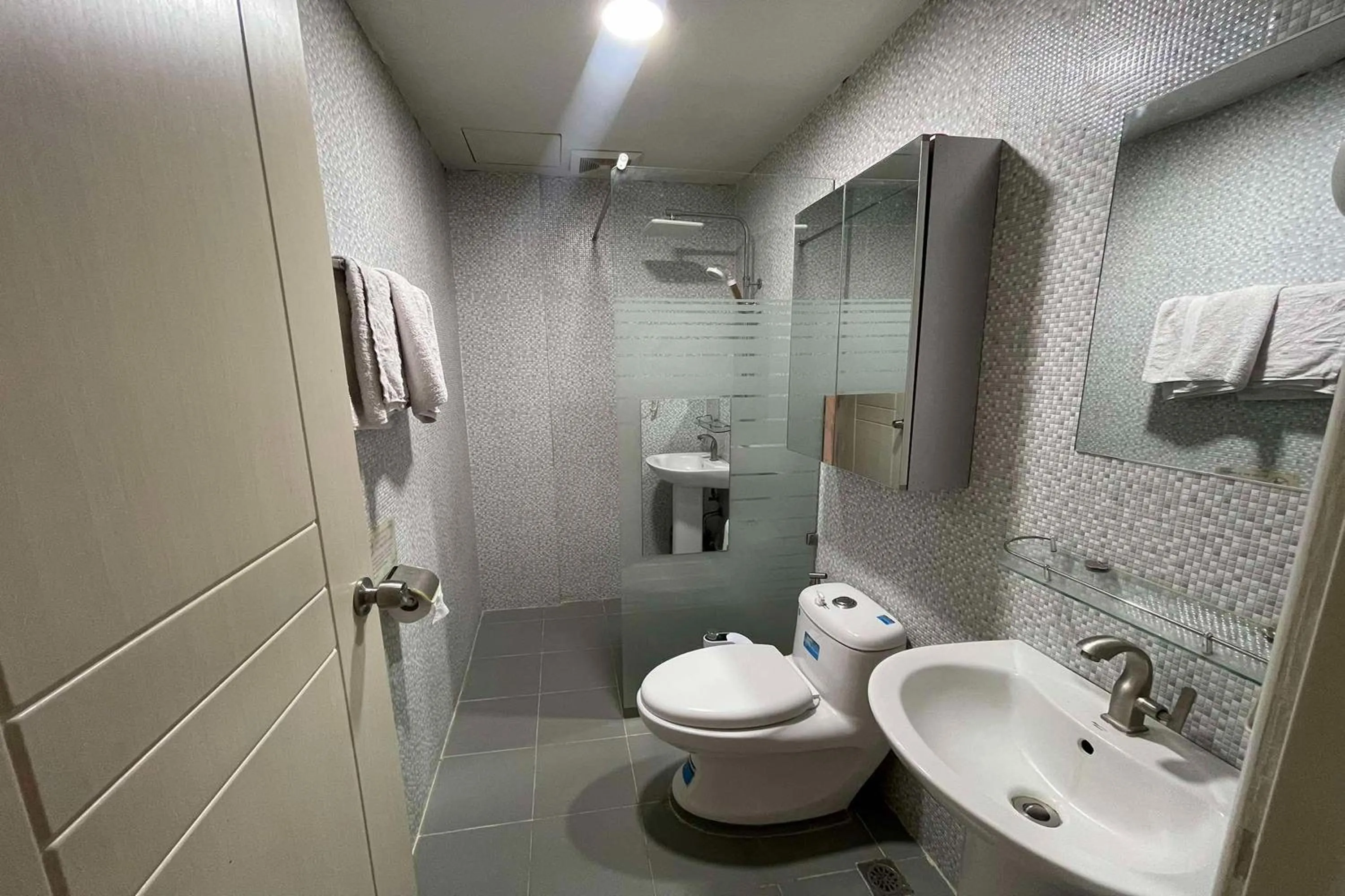 Bathroom in Aimor Condotel
