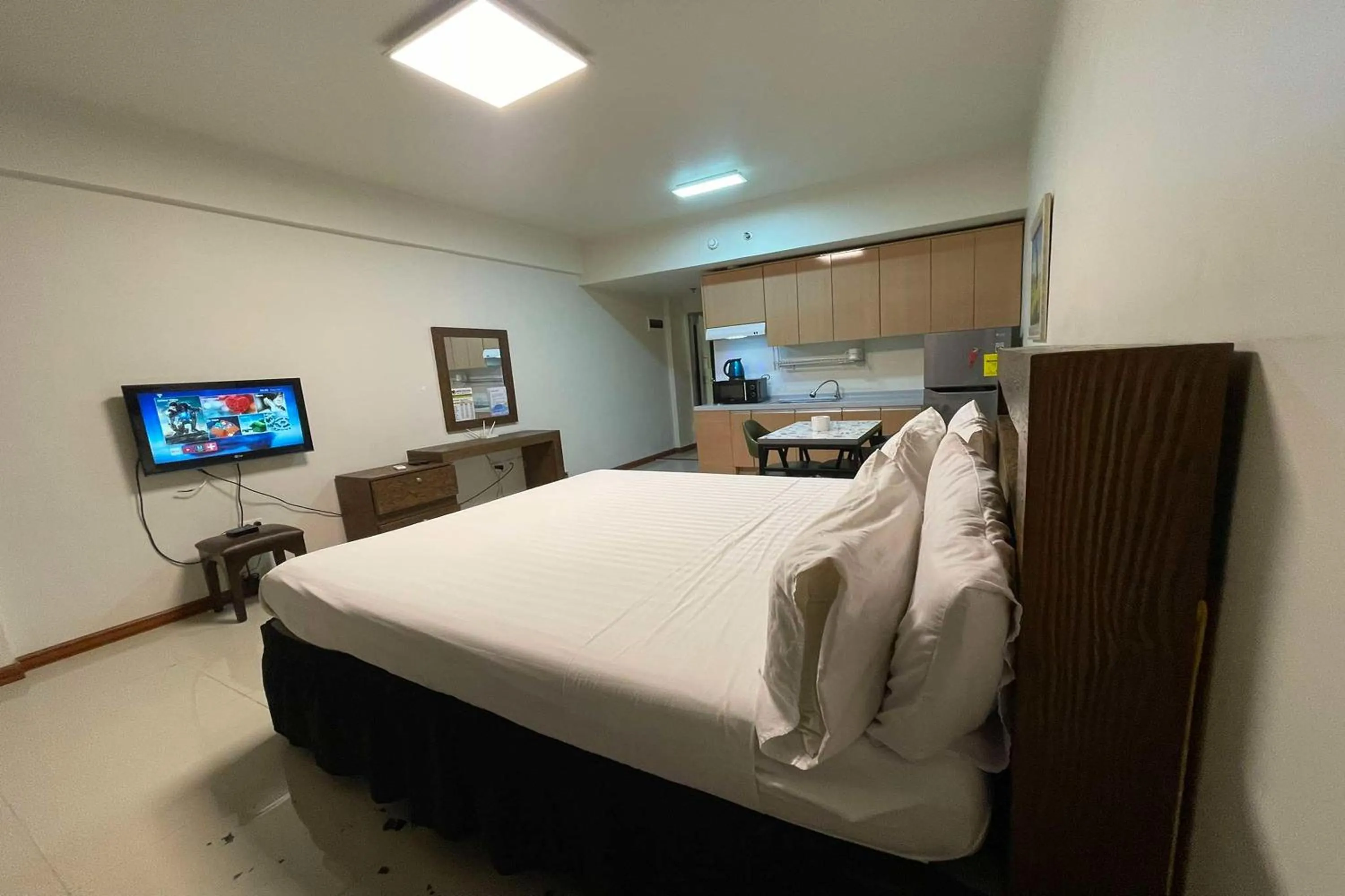 Photo of the whole room, Bed in Aimor Condotel