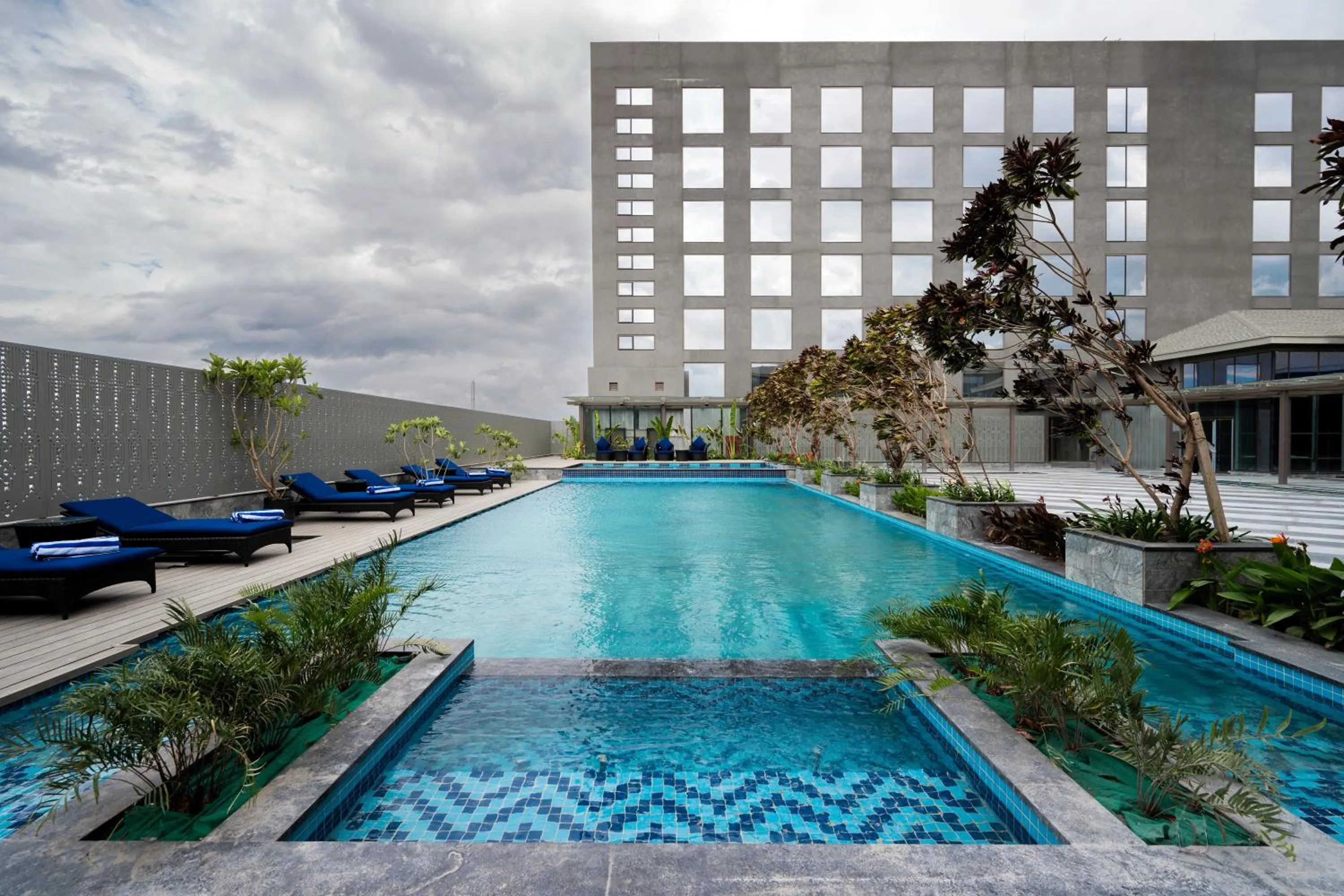 Swimming pool in Merlis Hotel Coimbatore