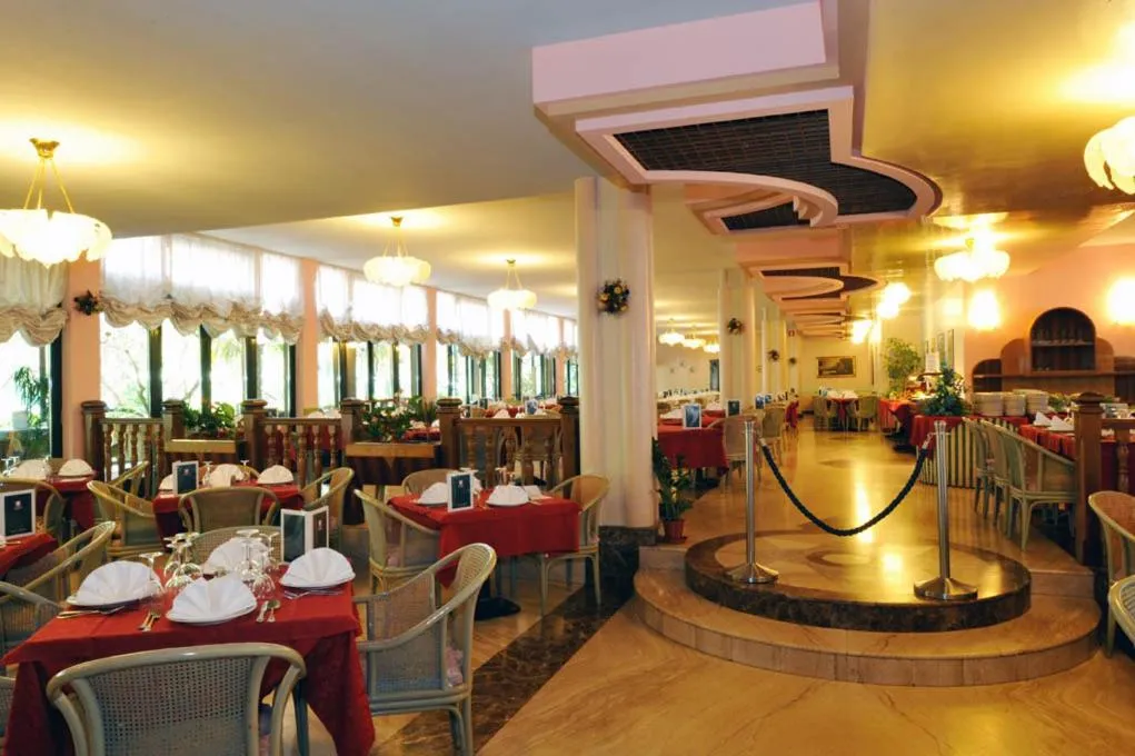 Restaurant/places to eat in Park Hotel Oasi