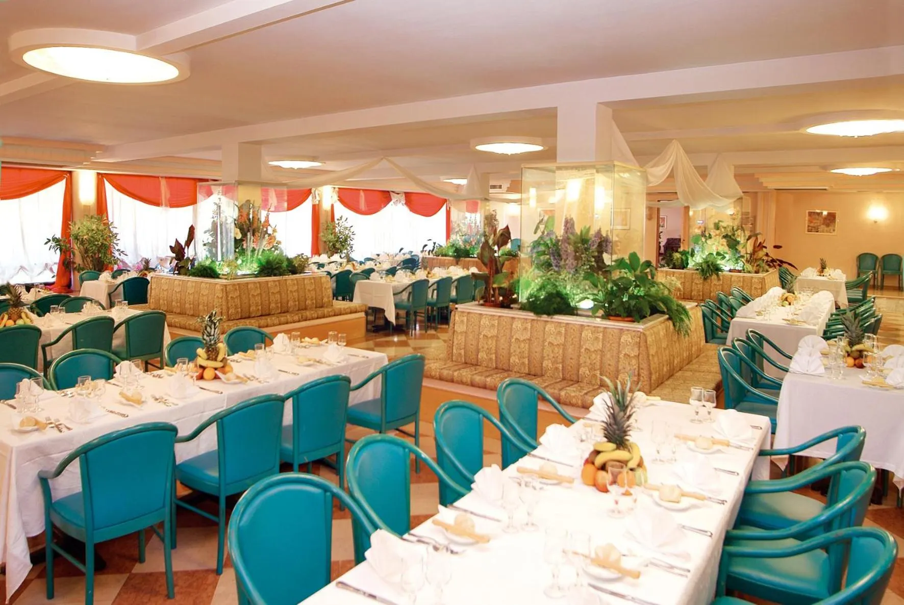 Restaurant/places to eat in Park Hotel Oasi