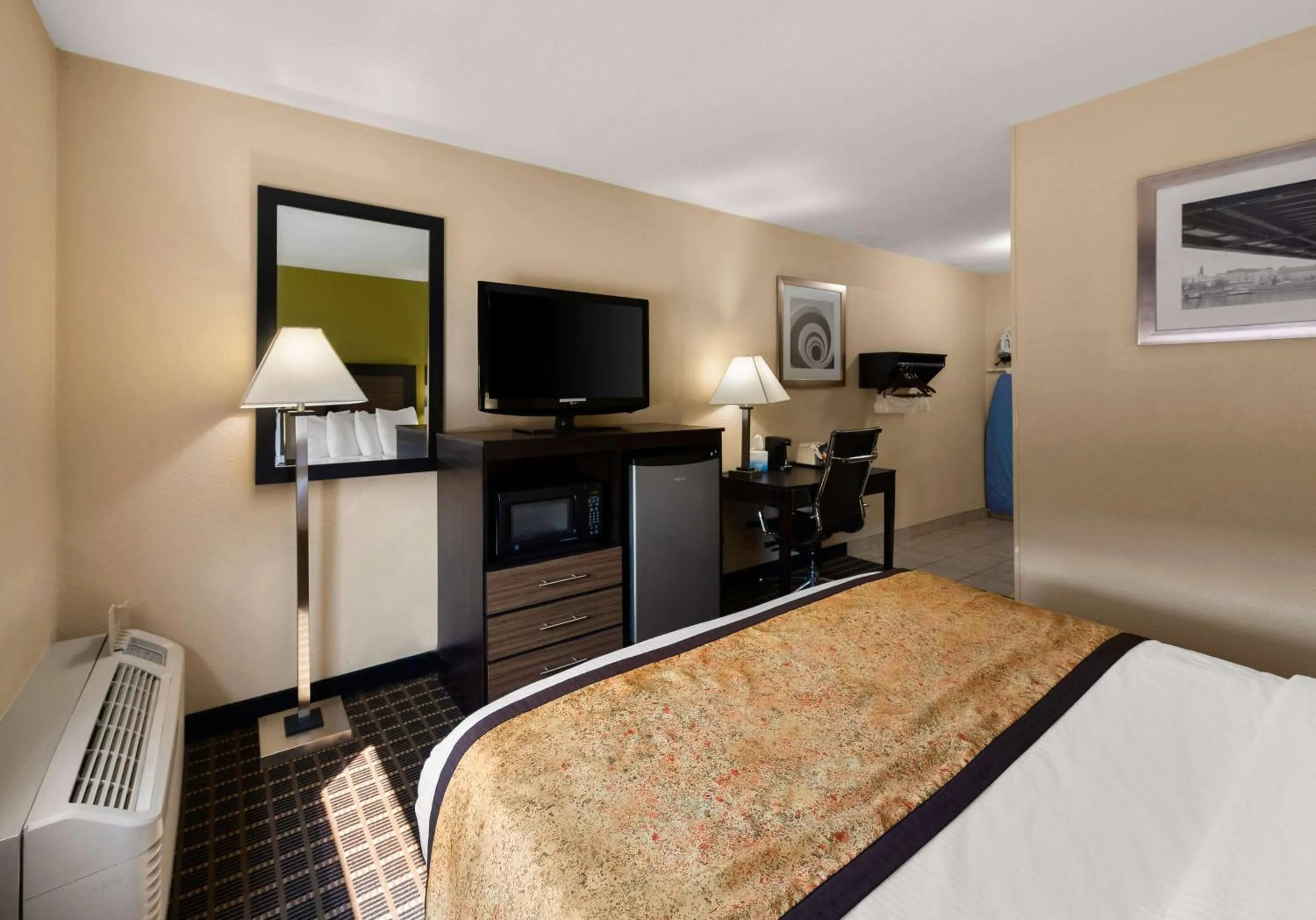 Bedroom, Bed in Best Western Adena Inn