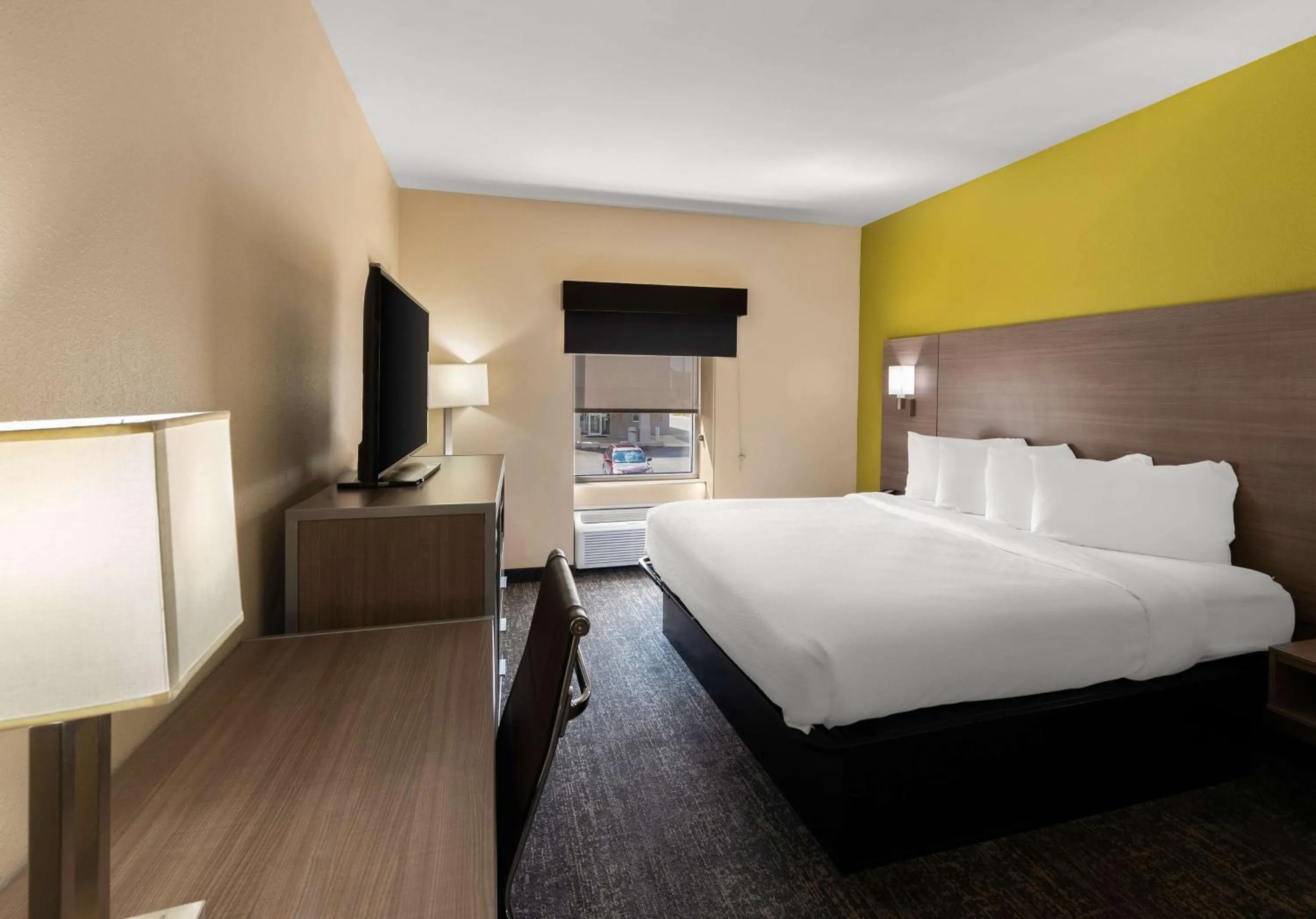 Bedroom, Bed in Best Western Adena Inn