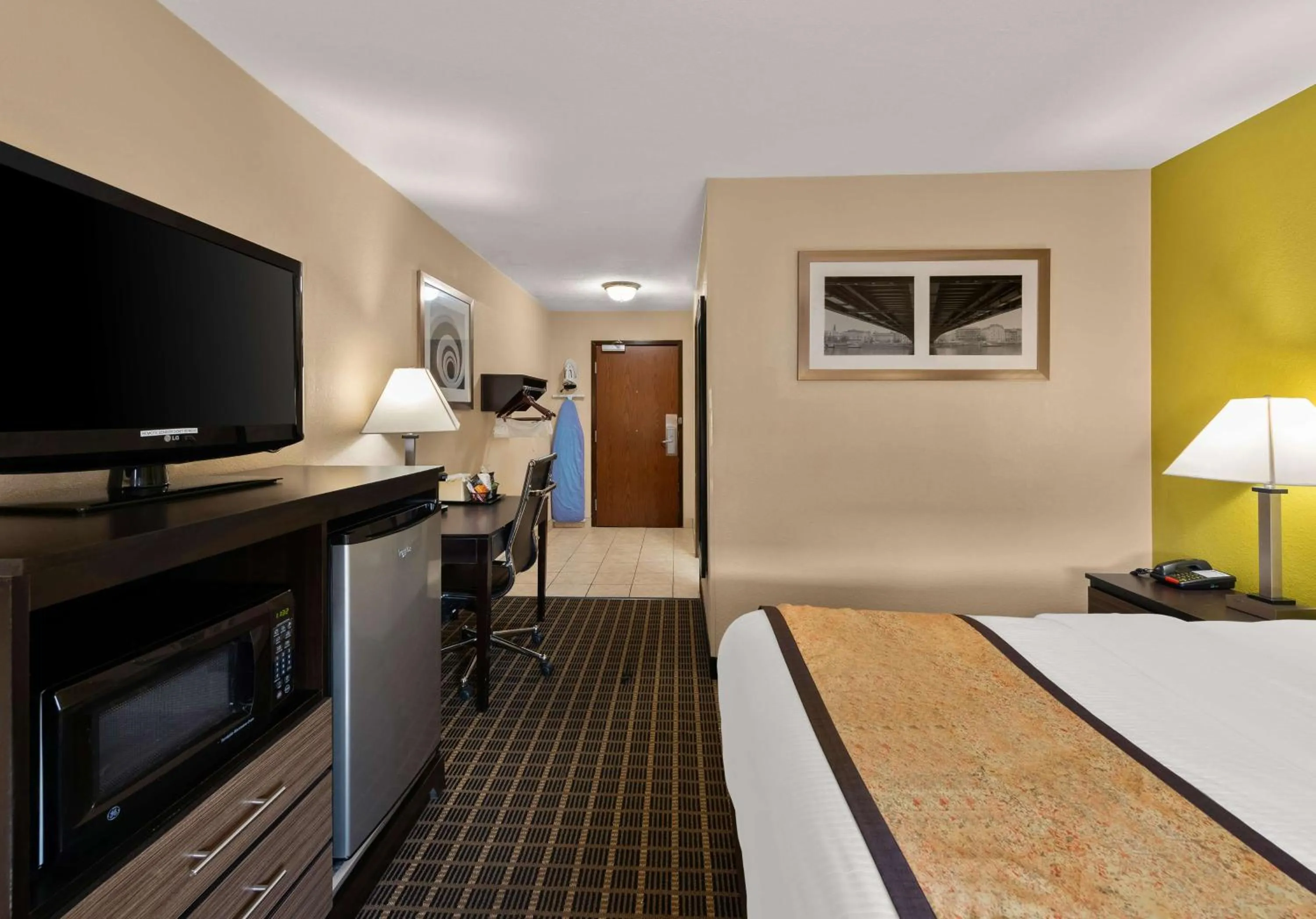 Bedroom, Bed in Best Western Adena Inn