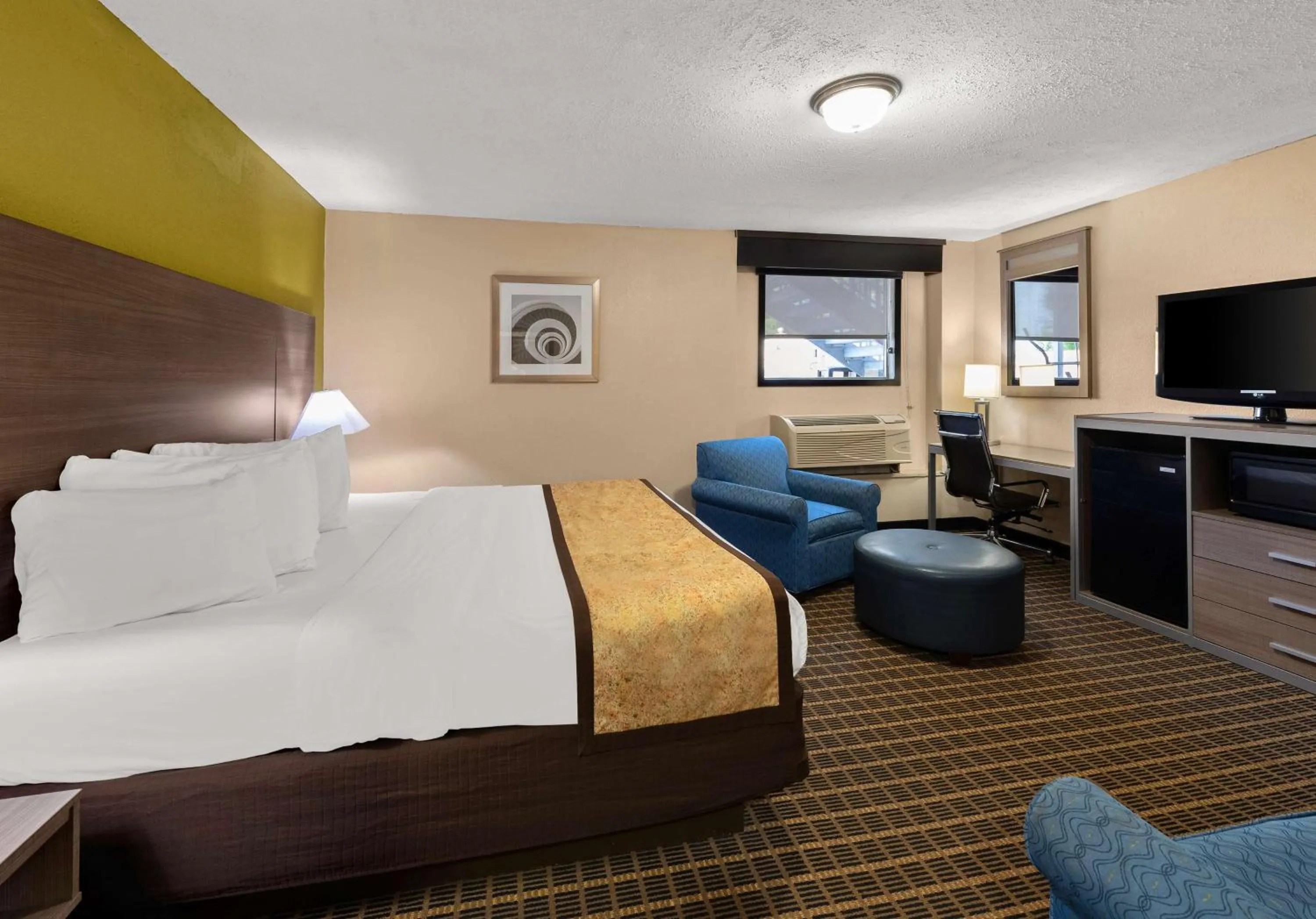 Photo of the whole room, Bed in Best Western Adena Inn