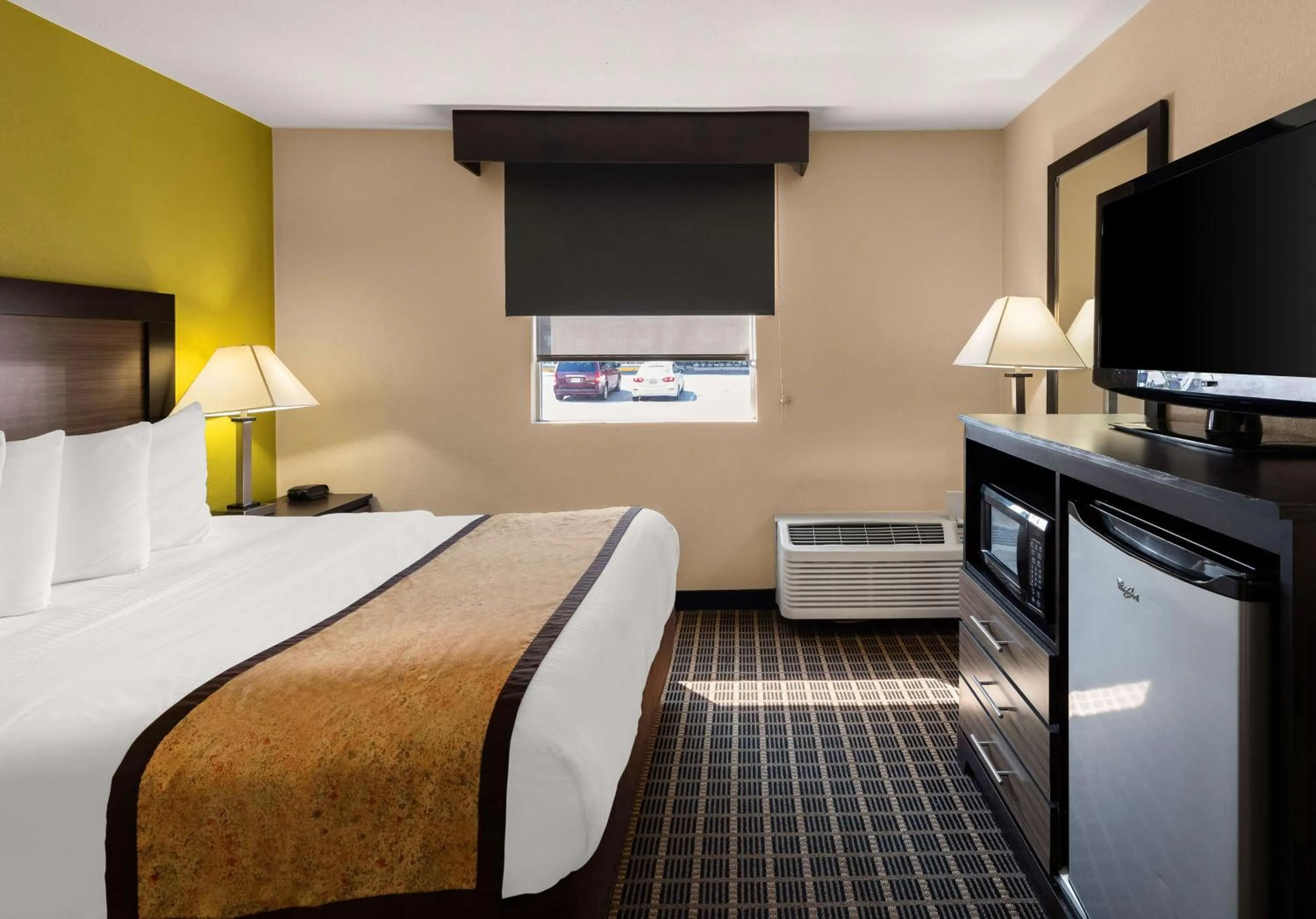 Bedroom, Bed in Best Western Adena Inn