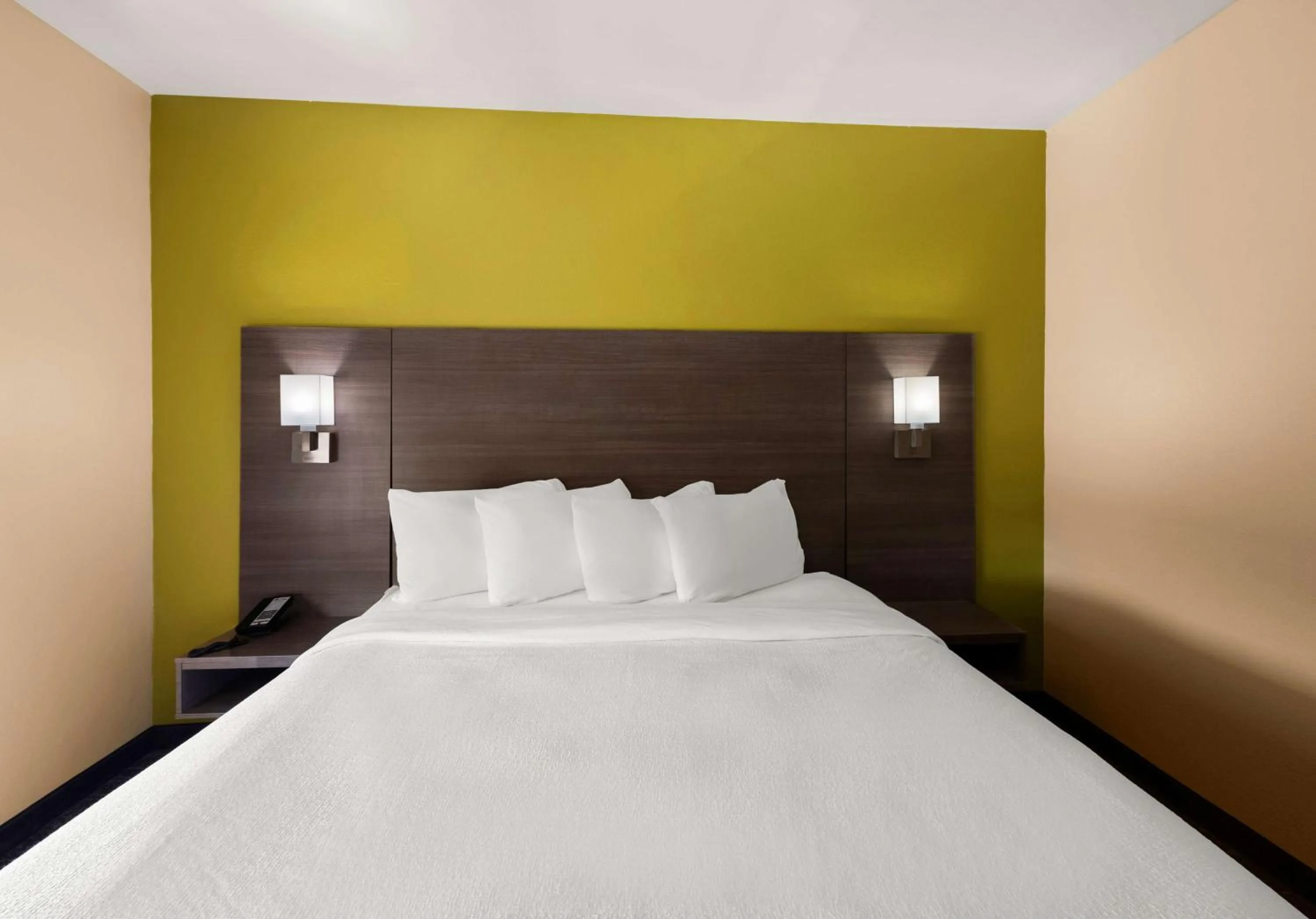 Bedroom, Bed in Best Western Adena Inn