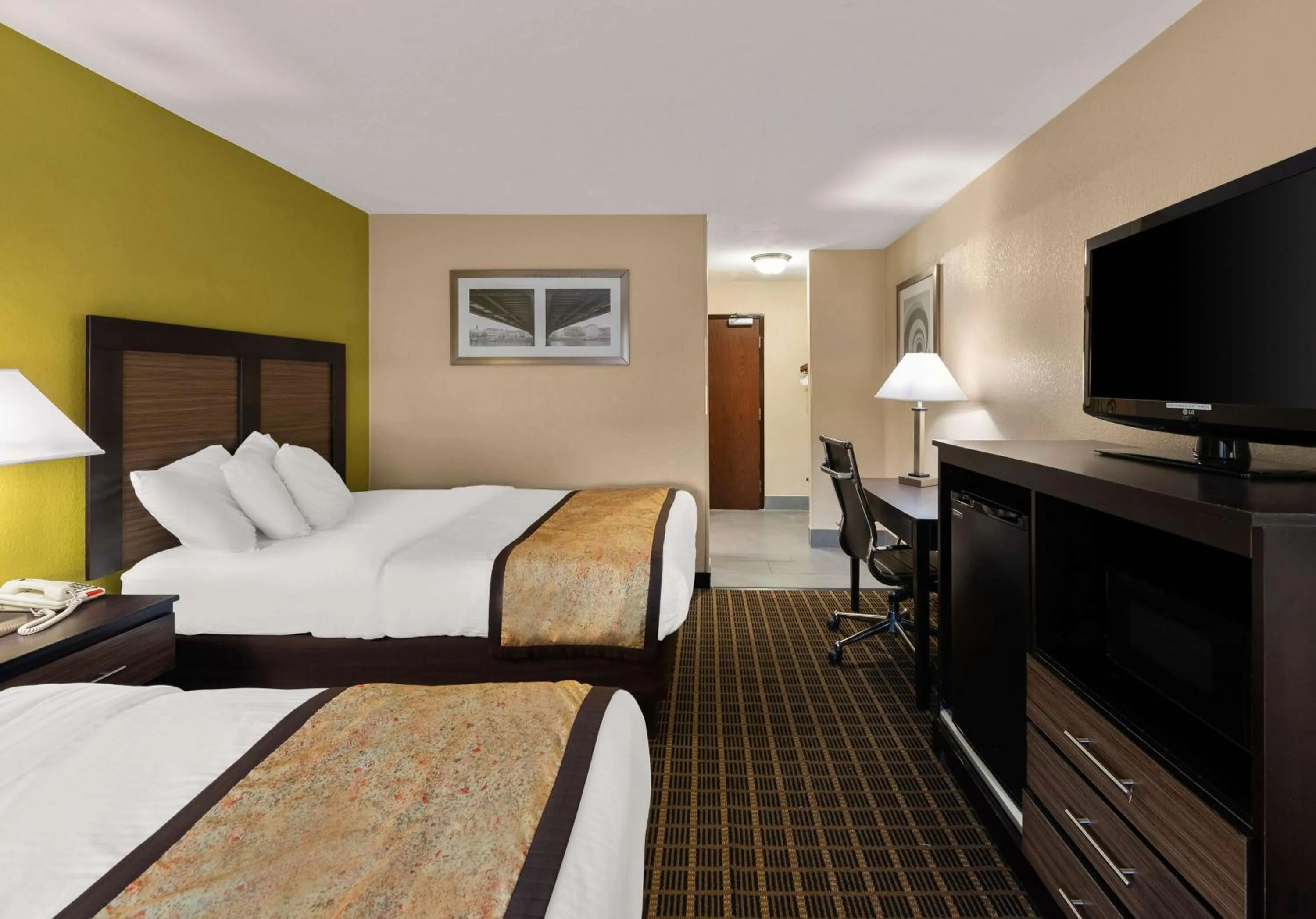 Bedroom, Bed in Best Western Adena Inn