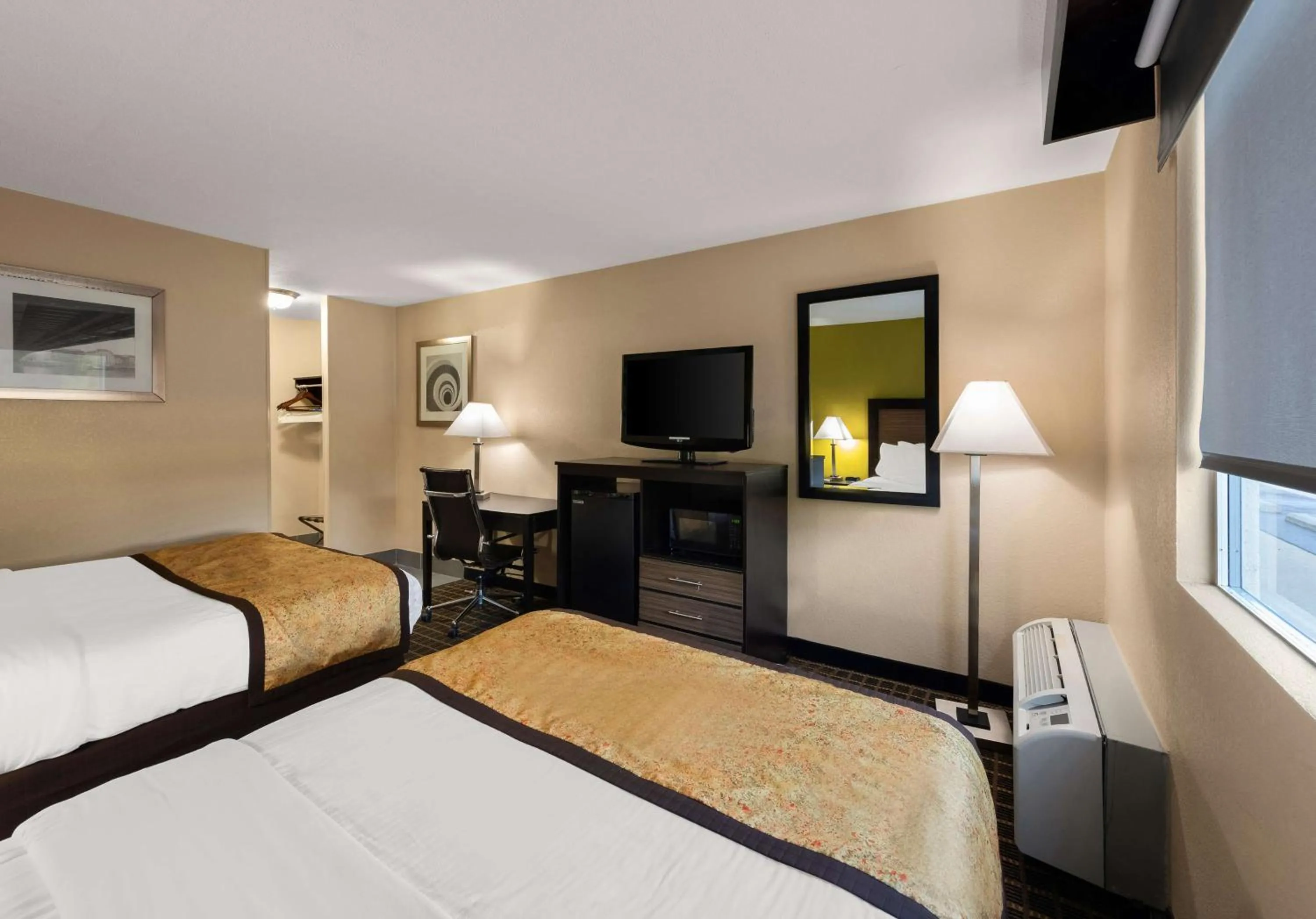 Bedroom, Bed in Best Western Adena Inn